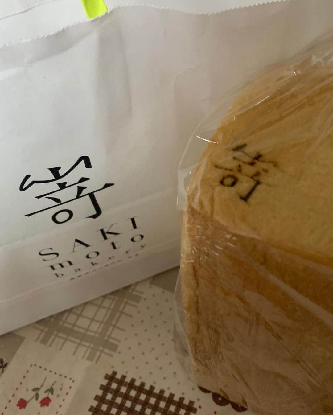 あやつるぽんさんのインスタグラム写真 - (あやつるぽんInstagram)「... #black . . . オール #ブラックコーデ ハットは @pecoclub 可愛いすぎん？😍 . そしてたっきーさん @yomeponta が嵜本の食パン買ってくださった😭 @shokupan_sakimoto  美味しいのぉ🍞 紙袋の持ち手、蛍光イエロー おしゃれで、好きな色 . @pontaseika ミニトマトは糖度8 甘くておいしぇぇー！ リコピンリコピン☺️ . . #ポン太village #ポン太青果 #嵜本食パン #食パン #osaka #namba #野菜　#fashion #ootd #otto #fashiongram」7月5日 15時59分 - ayatsurupon