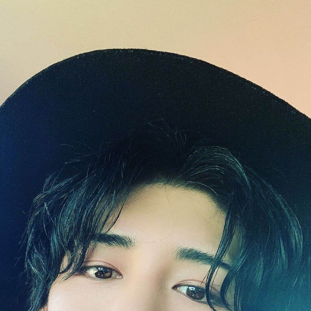 カン のインスタグラム：「그림자 속 동그라미의 정체 뚜둥  07.06 Shine PM 6:00 ☀️」