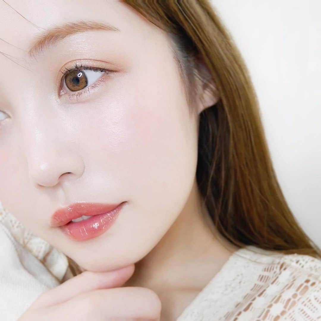 海老原りさのインスタグラム：「✨🧖🏻‍♀️NANOACQUAの炭酸パック🧖🏻‍♀️✨﻿ ﻿ ﻿ ﻿ 少し前に﻿ 炭酸パックを久しぶりに使う機会があったのですが﻿ 使った後のお肌がすごく良い感じだったので﻿ ﻿ また新たに炭酸パックを試す事にしました☺️✨﻿ ﻿ 口コミでも評判のNANO ACQUA〜♪﻿ ﻿ なんでNANO ACQUAにしたかというと﻿ 初回はお試しで５回分のキットが﻿ 購入出来るからです👏🏻😆﻿ ﻿ こちらは累計出荷個数520万パックを﻿ 突破してるらしいですよ？﻿ ﻿ 炭酸パックって決して安い訳ではないんですよ🤚🏻﻿ ﻿ それでこんなに売れているって凄いよね🤭﻿ ﻿ ﻿ ジェルと粉末を混ぜて作る﻿ 生炭酸のジェルパックなんですが﻿ 使い方は説明書もあるし簡単です👍🏻﻿ ﻿ 私が一番NANOACQUAを使ってみて﻿ 良かったな〜って思ったところは﻿ まぶたや唇にも使用できること。﻿ ﻿ 正真正銘 全顔 に使えます✨﻿ ﻿ パック後に肌にのせる専用シートが﻿ 付属でついているのも高ポイント◎﻿ ﻿ パック中はポカポカとお肌が温かく感じて﻿ 敏感肌ですが嫌な刺激もありませんでした〜！﻿ ﻿ 私は週に一回 夜のスペシャルケアとして﻿ まだ2回くらいしか使っていないのですが﻿ 洗い上がりのお肌が柔らかくなる感じと﻿ ﻿ ﻿ 翌朝の化粧ノリがすこぶる良い…！！✨﻿ ﻿ ﻿ 炭酸パックを色々な種類試した訳ではないけれど﻿ 全顔に使えたり 専用シートがついていたり﻿ お値段やコスパを考えると﻿ すごくおすすめだな〜って思いました🙂💓﻿ ﻿ ﻿ 私が今回試した炭酸ジェルパック﻿ ✨初回限定5回分セット✨なんですが﻿  @favorina_official 公式サイト﻿ クーポンコード利用でさらに５００円OFF！﻿ ﻿ クーポンコードは【 co2 】です﻿ 二酸化炭素って覚えて下さい←﻿ ﻿ 1回800円くらいになるのでお得だよ〜👏🏻✨﻿ ﻿ 皆も炭酸美容試してみてね☺️💕﻿ ﻿ ﻿ ﻿ @favorina_official  #炭酸ジェルパック#炭酸パック#炭酸美容#ナノアクア#favorina#フェヴリナ#ad#スペシャルケア#美肌ケア#毛穴#美肌になりたい#生パック﻿ #エステ級#半身浴のお供#ながら美容」