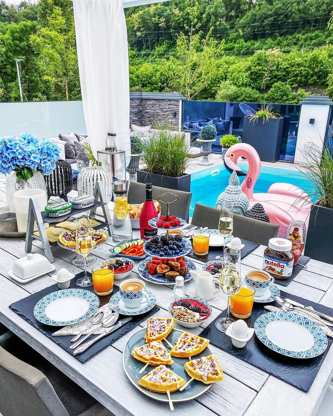 Anniのインスタグラム：「„Make time for the best things in life .... 👯‍♀️“ 🌸✨☕️🍳🍞 Wünsche euch mit diesem Frühstücksbild einen Happy Sunday 🤍☀️ Seid ihr auch #breakfastlover wie ich?? Gibt doch nichts schöneres als #qualitytime mit den Freunden oder? 👯‍♀️👯‍♀️——————————————————————————— • • • • • #house #wirbaueneinhaus #interior #blogger #inspiration #haus #americanstyle #garten #ideen #fashionblogger #garden #breakfast #fashionblogger_de #blogger #inspo #frühstück #mywestwingstyle #ikea #maisondumonde #pool #deko #dekoration #beton #depot #hausmitpool」