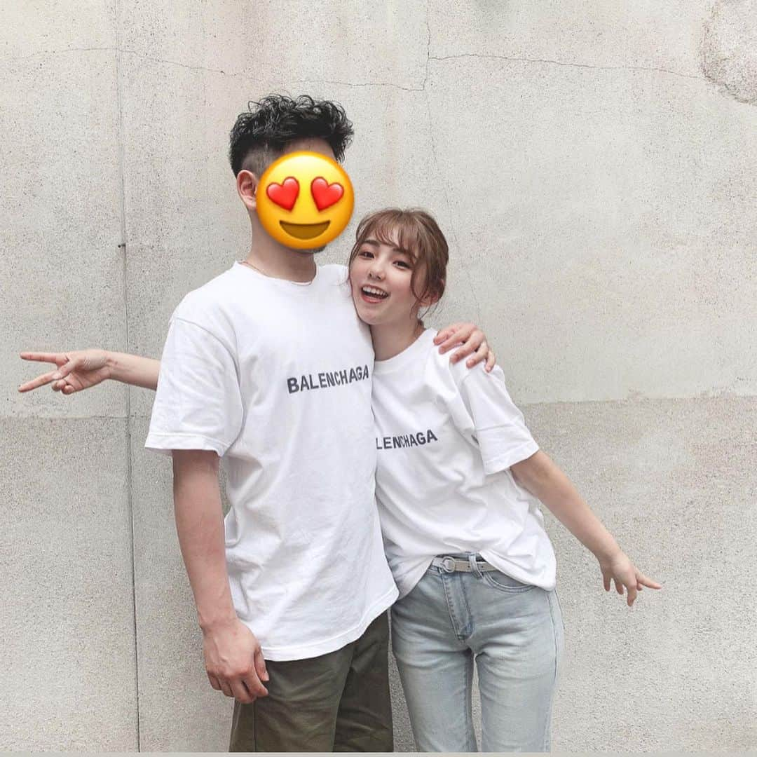 きりんさんのインスタグラム写真 - (きりんInstagram)「*  ㅤ デザインTシャツマーケット @hoimi.jp さんでTシャツゲット✨✨ ㅤ ㅤ ㅤ ㅤ BALENCIAGA じゃないよ！ BALENCHAGA だよ！（笑） ㅤ ㅤ バレンチャガ！（笑） ㅤ ㅤ ㅤ ㅤ ㅤ さっき堀江のおばあちゃんにも バレンシアガやと思われて ㅤ 旦那の職場の飲み会でも バレンシアガって騙せたって嬉しそうに報告してきた（笑） ㅤ ㅤ こんなおもしろTシャツがたくさんあるよ！ ㅤ ㅤ ㅤ デザイナーさんが輝けるサイト！ いろんなデザイナーさんのいろんなデザインTがあるからチェックしてみてね！ ㅤ  #hoimi #hoimistyle #ホイミ　#ホイミスタイル #デザイナーを応援し隊 #おそろいコーデ #tシャツコーデ #ペアルック #カップルコーデ #夫婦コーデ #夫婦生活  #ヘアアレンジ #ロングヘア #ロングヘアアレンジ  #前髪アレンジ #ヘアアレンジ  #ナチュラル #ナチュラルコーデ #ナチュラルライフ  #サロンモデル #サロモ #関西サロモ  #撮影 #スタジオ撮影 #サロン撮影 #スタイル撮影 #写真部 #お洒落さんと繋がりたい #メイク好きさんと繋がりたい #撮影依頼募集中 #撮影依頼募集」7月5日 15時57分 - kirin_sh0229