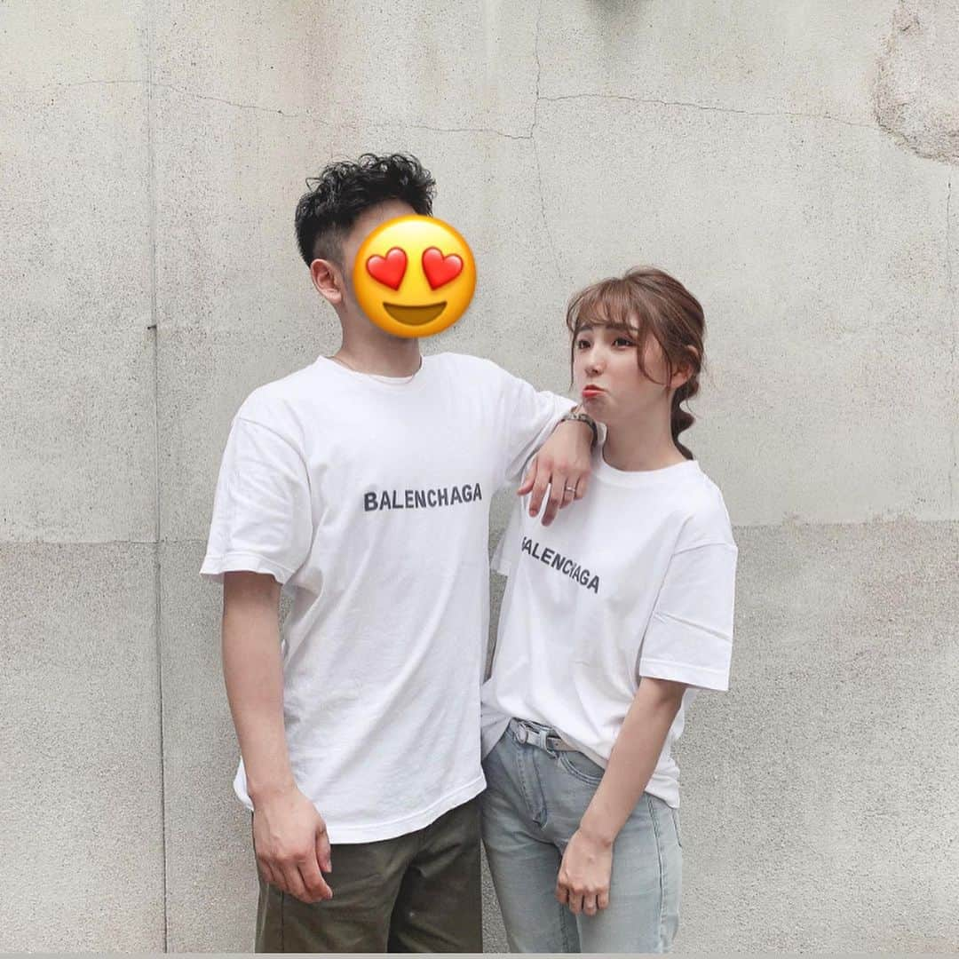 きりんさんのインスタグラム写真 - (きりんInstagram)「*  ㅤ デザインTシャツマーケット @hoimi.jp さんでTシャツゲット✨✨ ㅤ ㅤ ㅤ ㅤ BALENCIAGA じゃないよ！ BALENCHAGA だよ！（笑） ㅤ ㅤ バレンチャガ！（笑） ㅤ ㅤ ㅤ ㅤ ㅤ さっき堀江のおばあちゃんにも バレンシアガやと思われて ㅤ 旦那の職場の飲み会でも バレンシアガって騙せたって嬉しそうに報告してきた（笑） ㅤ ㅤ こんなおもしろTシャツがたくさんあるよ！ ㅤ ㅤ ㅤ デザイナーさんが輝けるサイト！ いろんなデザイナーさんのいろんなデザインTがあるからチェックしてみてね！ ㅤ  #hoimi #hoimistyle #ホイミ　#ホイミスタイル #デザイナーを応援し隊 #おそろいコーデ #tシャツコーデ #ペアルック #カップルコーデ #夫婦コーデ #夫婦生活  #ヘアアレンジ #ロングヘア #ロングヘアアレンジ  #前髪アレンジ #ヘアアレンジ  #ナチュラル #ナチュラルコーデ #ナチュラルライフ  #サロンモデル #サロモ #関西サロモ  #撮影 #スタジオ撮影 #サロン撮影 #スタイル撮影 #写真部 #お洒落さんと繋がりたい #メイク好きさんと繋がりたい #撮影依頼募集中 #撮影依頼募集」7月5日 15時57分 - kirin_sh0229