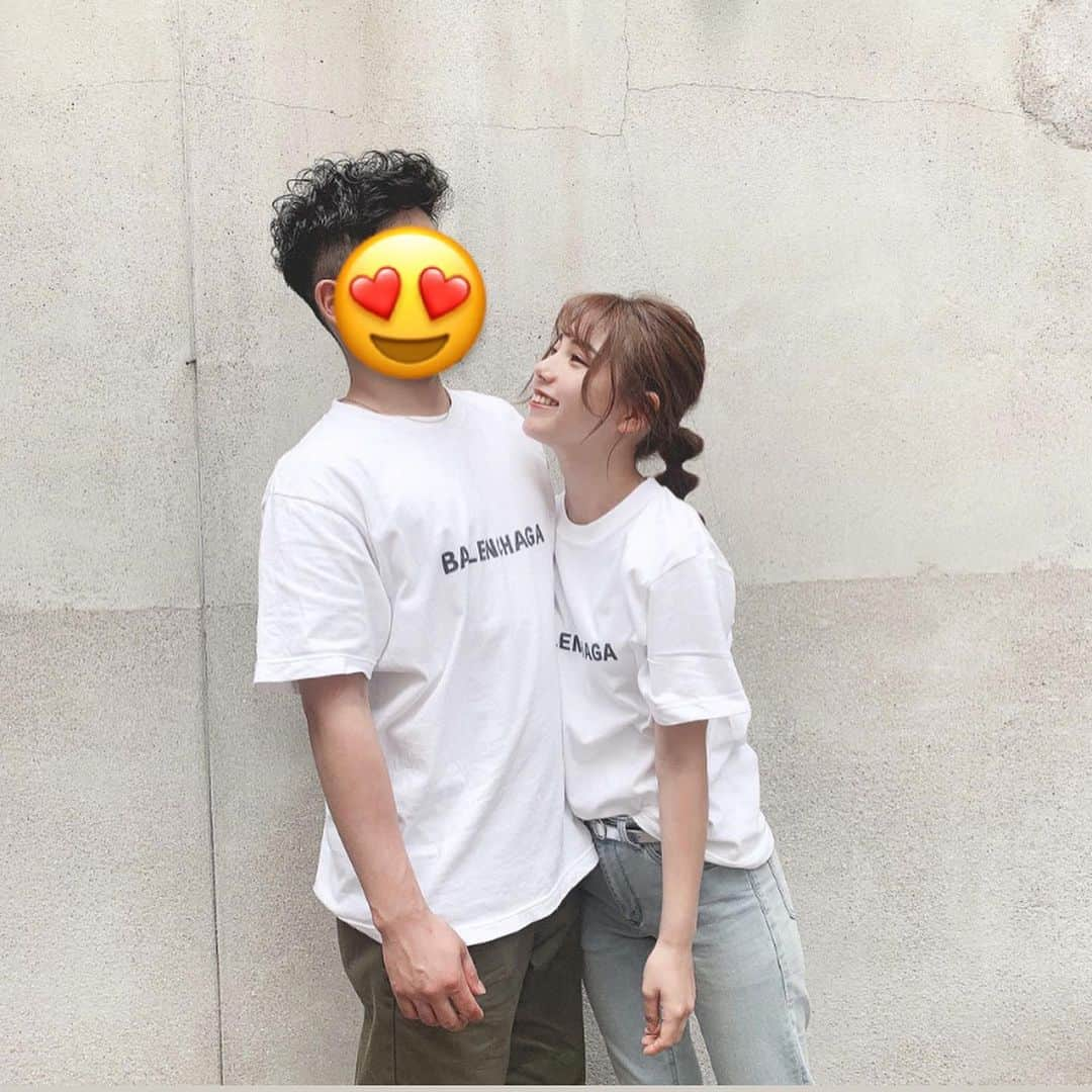 きりんさんのインスタグラム写真 - (きりんInstagram)「*  ㅤ デザインTシャツマーケット @hoimi.jp さんでTシャツゲット✨✨ ㅤ ㅤ ㅤ ㅤ BALENCIAGA じゃないよ！ BALENCHAGA だよ！（笑） ㅤ ㅤ バレンチャガ！（笑） ㅤ ㅤ ㅤ ㅤ ㅤ さっき堀江のおばあちゃんにも バレンシアガやと思われて ㅤ 旦那の職場の飲み会でも バレンシアガって騙せたって嬉しそうに報告してきた（笑） ㅤ ㅤ こんなおもしろTシャツがたくさんあるよ！ ㅤ ㅤ ㅤ デザイナーさんが輝けるサイト！ いろんなデザイナーさんのいろんなデザインTがあるからチェックしてみてね！ ㅤ  #hoimi #hoimistyle #ホイミ　#ホイミスタイル #デザイナーを応援し隊 #おそろいコーデ #tシャツコーデ #ペアルック #カップルコーデ #夫婦コーデ #夫婦生活  #ヘアアレンジ #ロングヘア #ロングヘアアレンジ  #前髪アレンジ #ヘアアレンジ  #ナチュラル #ナチュラルコーデ #ナチュラルライフ  #サロンモデル #サロモ #関西サロモ  #撮影 #スタジオ撮影 #サロン撮影 #スタイル撮影 #写真部 #お洒落さんと繋がりたい #メイク好きさんと繋がりたい #撮影依頼募集中 #撮影依頼募集」7月5日 15時57分 - kirin_sh0229