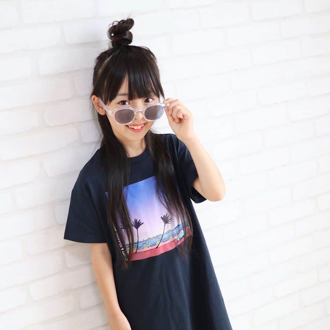 Akiのインスタグラム：「7/5 ・ スーパーに行った時の話🛒 ・ ・ お菓子コーナーで 目をキラキラ輝かせた 3歳くらいの男の子👦🏻 ・ すぐ近くにいたお母さんに ・ 👩🏻「〇〇ー！」 ・ と名前を呼ばれた際の お返事がこちら ・ ・ 👦🏻「なんだい？」 ・ ・ かわいいかわいいかわいいかわいい🥺← ・ ・ ちなみに我が家の場合 ・ 👩🏻「行くよー。」 👧🏻「え？」 ・ ・ …え？☺️ ・ ・ ・ 本日のお洋服👖  @breeze__official ・ ☑︎イラストレーター永井博コラボ フォトワンピース ・ (身長115cm/着用サイズ120) ・ ・ 吸水速乾だから めちゃくちゃ快適🥺♡ ・ カラーでデザインが違ったり Tシャツバージョンやママサイズもあるので 是非 家族お揃いで👩‍👧‍👦 ・ ・ ・ ・ #breeze#breezecrew#ブリーズ#ブリーズキッズ#ぶりくる #8歳#インスタキッズ#キッズコーデ#キッズファッション#仙台ママ#小2#JSガール#こどものいる暮らし#JS2#ig_kids#ig_kidsphoto#kids_japan#kidsfashion#kjp_ootd#mamagirl#comona#ig_kidsfashion#instagram_kids」