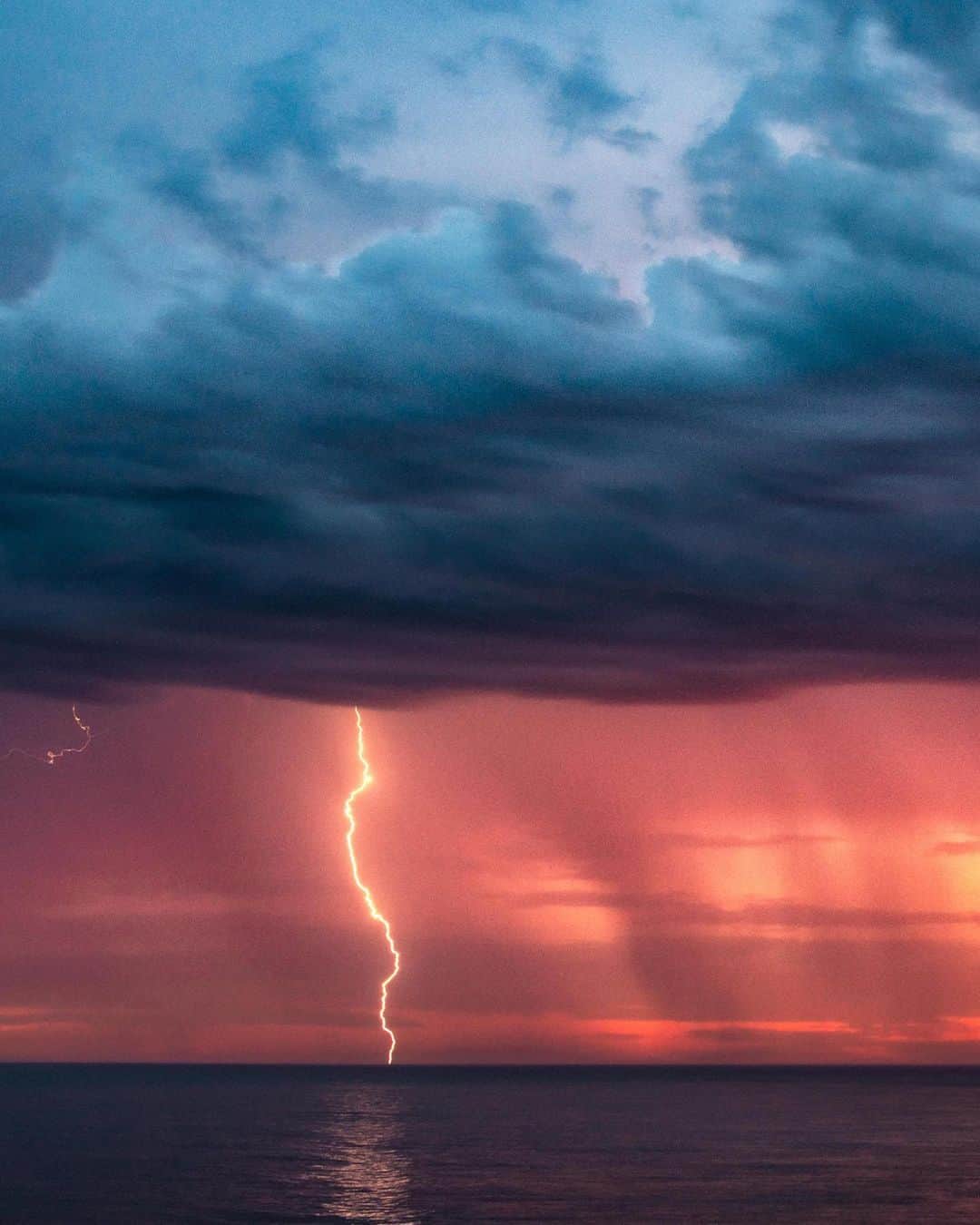 Nikon Australiaさんのインスタグラム写真 - (Nikon AustraliaInstagram)「"The sky was on fire as this storm passed through at sunset. The more I shoot with this little mirrorless kit, the more I'm loving it!" - @willeadesphotography⁣⁣ ⁣⁣ Swipe to view the full panorama.⁣ ⁣ Camera: Nikon Z 7⁣⁣ Lens: NIKKOR 70-200mm f/4 w/ FTZ Adaptor⁣⁣ Settings: 70 mm  f/11  8s  ISO 320 ⁣⁣ ⁣⁣ #Nikon #MyNikonLife #NikonAustralia #NikonZ7 #Z7 #StormPhotography」7月5日 16時07分 - nikonaustralia