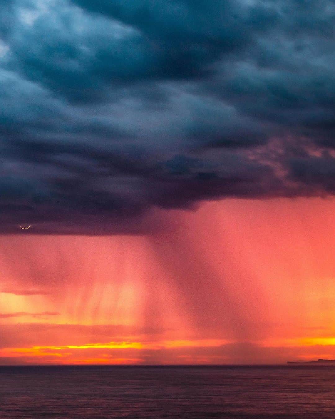 Nikon Australiaさんのインスタグラム写真 - (Nikon AustraliaInstagram)「"The sky was on fire as this storm passed through at sunset. The more I shoot with this little mirrorless kit, the more I'm loving it!" - @willeadesphotography⁣⁣ ⁣⁣ Swipe to view the full panorama.⁣ ⁣ Camera: Nikon Z 7⁣⁣ Lens: NIKKOR 70-200mm f/4 w/ FTZ Adaptor⁣⁣ Settings: 70 mm  f/11  8s  ISO 320 ⁣⁣ ⁣⁣ #Nikon #MyNikonLife #NikonAustralia #NikonZ7 #Z7 #StormPhotography」7月5日 16時07分 - nikonaustralia