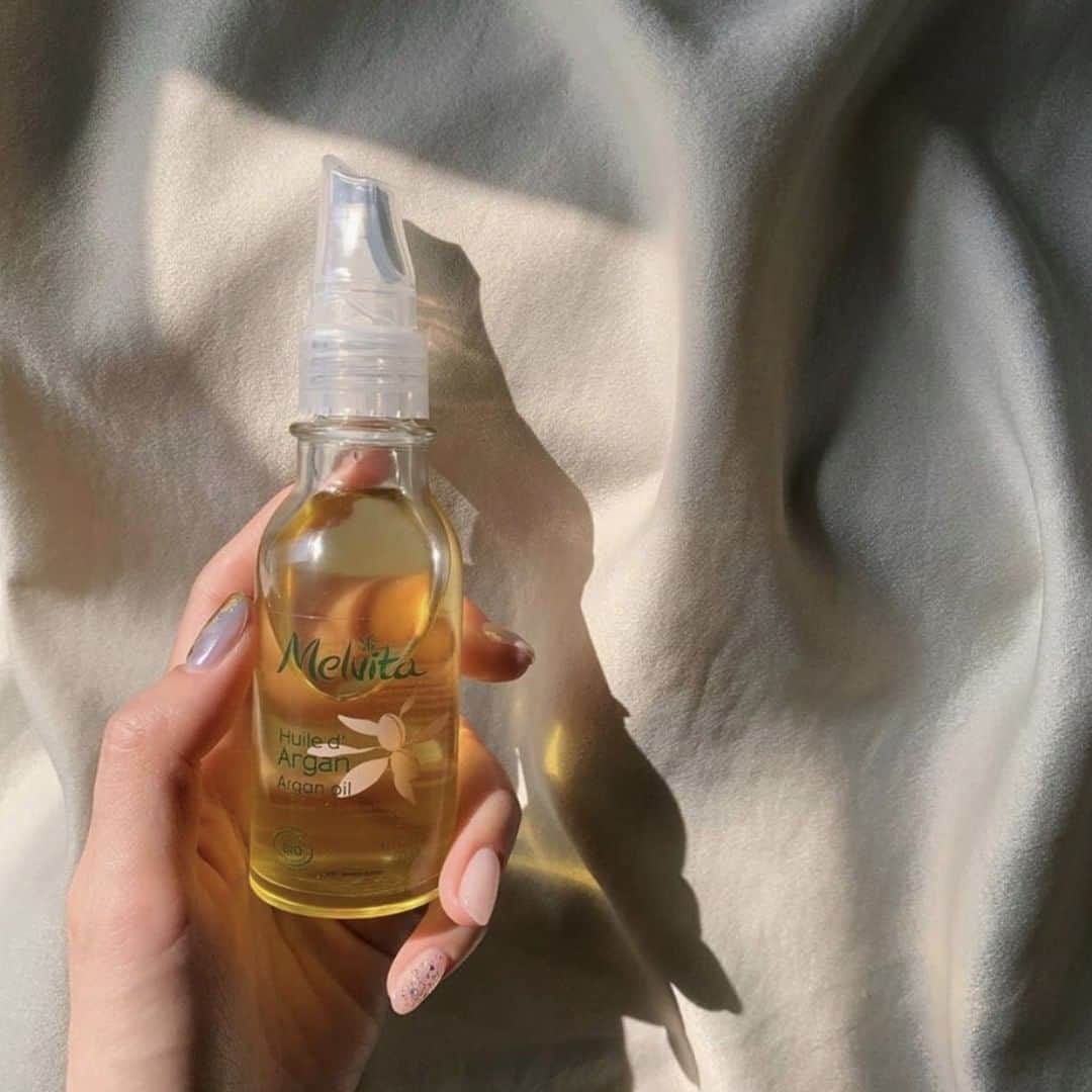 Melvita Officialのインスタグラム：「Vous croyez aux miracles ? Nous oui ! Lumière✨ sur les incroyables pouvoirs de notre huile d’argan :  💛Elle est exceptionnellement riche et nourrissante, et révèle la jeunesse de la peau.  💛Elle protège, adoucit et gaine les cheveux pour encore plus de brillance.  💛Elle est 100% naturelle et 99,9% issue de l’agriculture biologique et extraite par première pression à froid.  Vous avez l’habitude de l’utiliser ?  Merci à @terachaaaan pour ce joli visuel 😍  #melvita #argan #huilesvegetales #biologique #fairtrade #commerceequitable #cleanbeauty」
