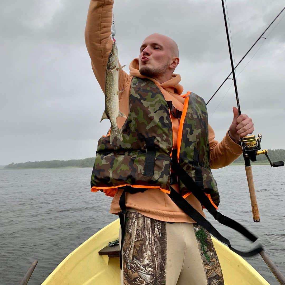 ニコライ・モロシュキンのインスタグラム：「Первая моя рыбалка на спиннинг! 🎣 🐠 #маленькаящука」