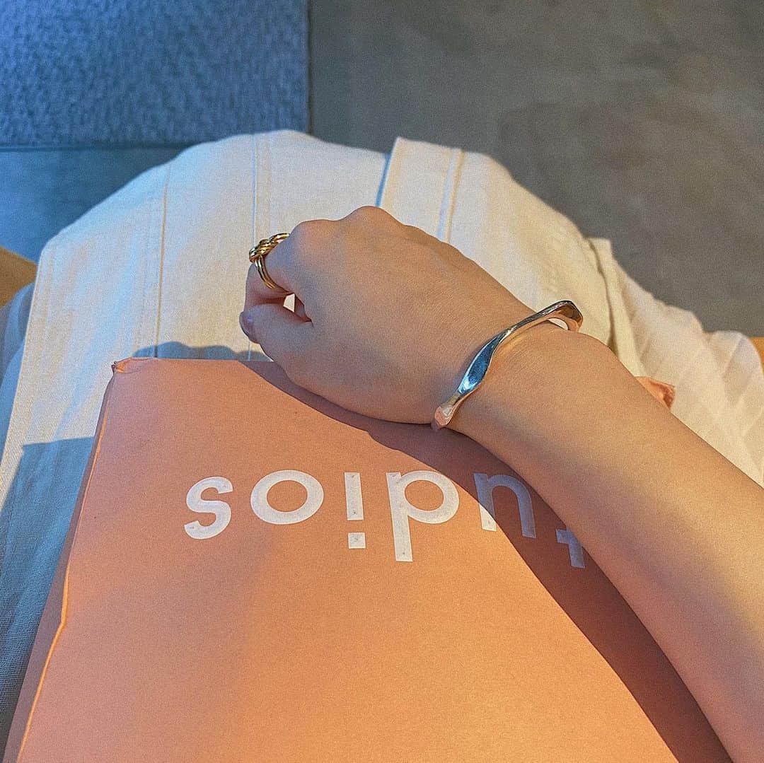 磯俣愛さんのインスタグラム写真 - (磯俣愛Instagram)「最近ゲットしたバングル♡ @non._fff  @key._fff  . . . ニュアンスな感じでおしゃれですな〜♡ 手はシルバーが最近キテル🌞 ゴールドのリングつけてるけど🤫 . . . . . . #バングル#シルバーアクセサリー  #シルバーアクセ#シルバーバングル #silver925#silveraccessory#silver  #ニュアンスアクセサリー#ニュアンス」7月5日 16時06分 - ai_isomata