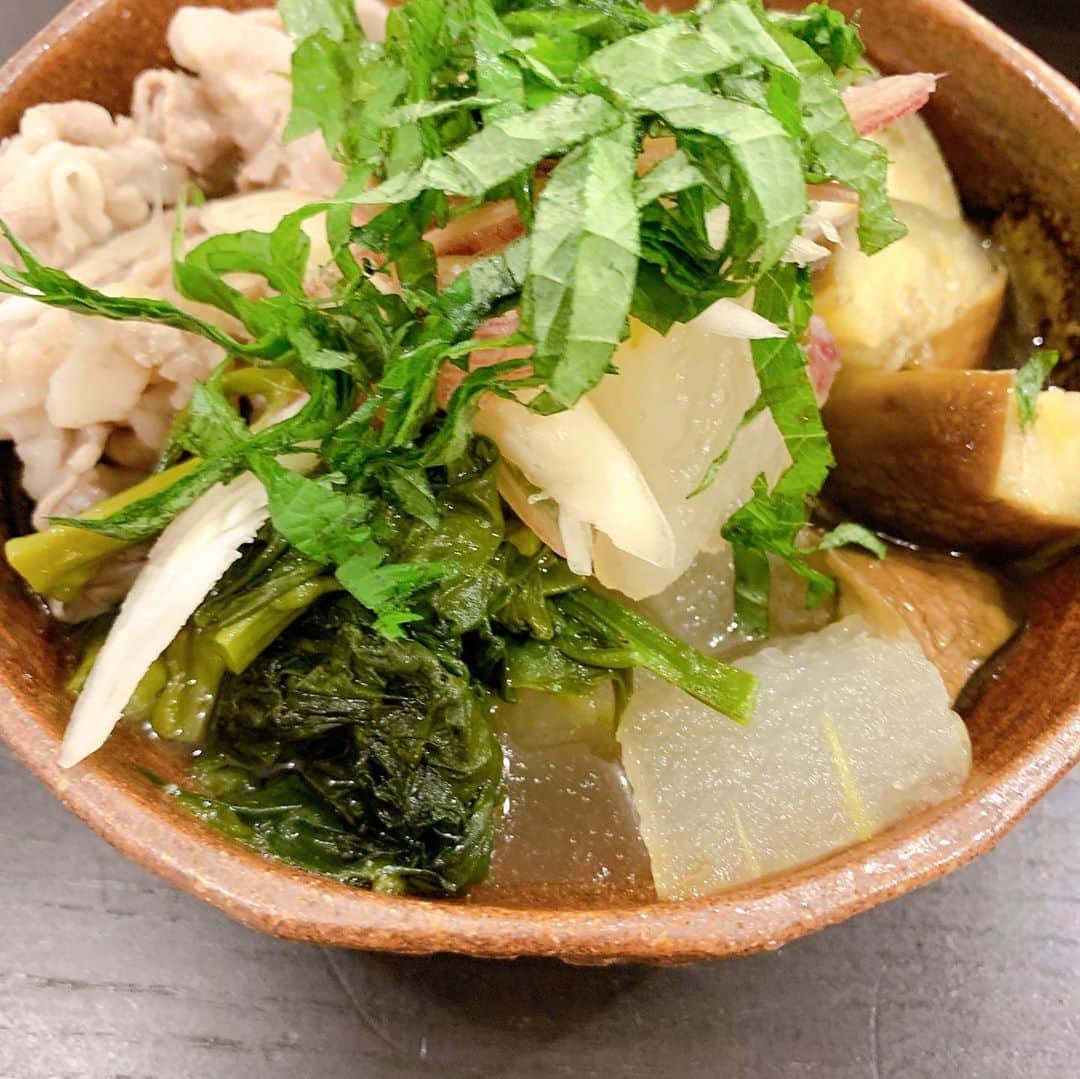 飯田圭織さんのインスタグラム写真 - (飯田圭織Instagram)「スーパーに夏を感じる食材が並び始めましたね😊✨ 我が家の食卓にも✨ 生しらすは炊きたてのご飯に、生姜と少しのお醤油で。 たっぷりのお出汁に冬瓜、つるむらさき、水なす、豚ばら肉で煮て冷蔵庫で冷やしてからたっぷりの、みょうがとシソをのせて。たまらなく美味しい✨ #夏メニュー  #生しらす丼  #冬瓜  #つるむらさき  #水なす  #お出汁」7月5日 16時10分 - iidakaori.official