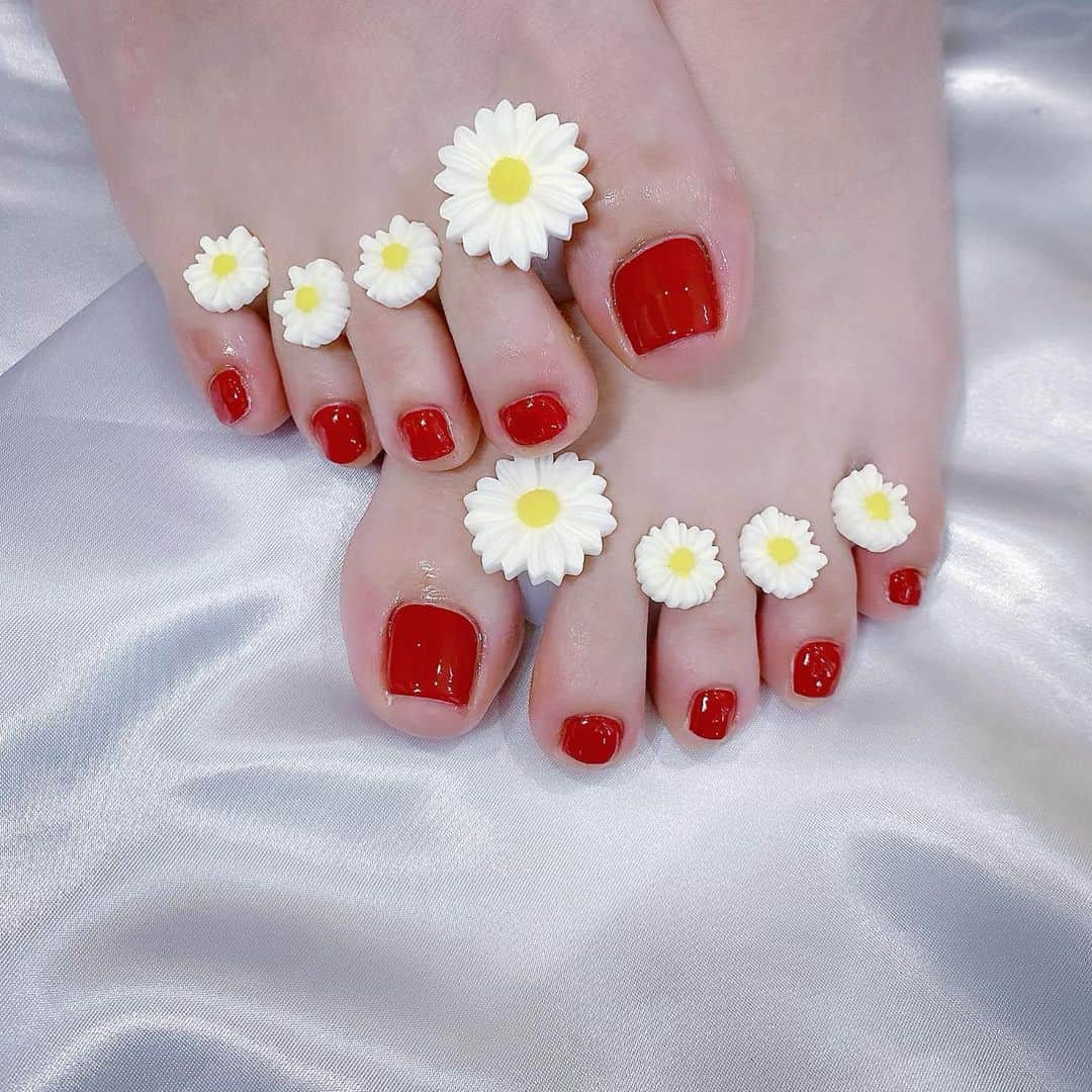 なかやまちえこのインスタグラム：「マーガレットのセパレーター可愛い🌼⠀ （お色は赤とボルドーをmixしました）⠀ #nail #nails #nailart #ネイル #美甲 #ネイルアート  #japanesenailart #manucure #japanesenails #manicurist #gelnails #أظافر #네일아트 #미용 #vẽmóng #ngườiđẹp  #เพ้นท์เล็บ #искусствоногтя #artedeuñas #เพ้นท์เล็บเจล #ジェルネイルデザイン #ネイルデザイン #senikuku #nagelkunst #footnails #フットネイル #ペディキュア #pedicure #セパレーター #赤ネイル @hinaofficial0313 @nail_premall」