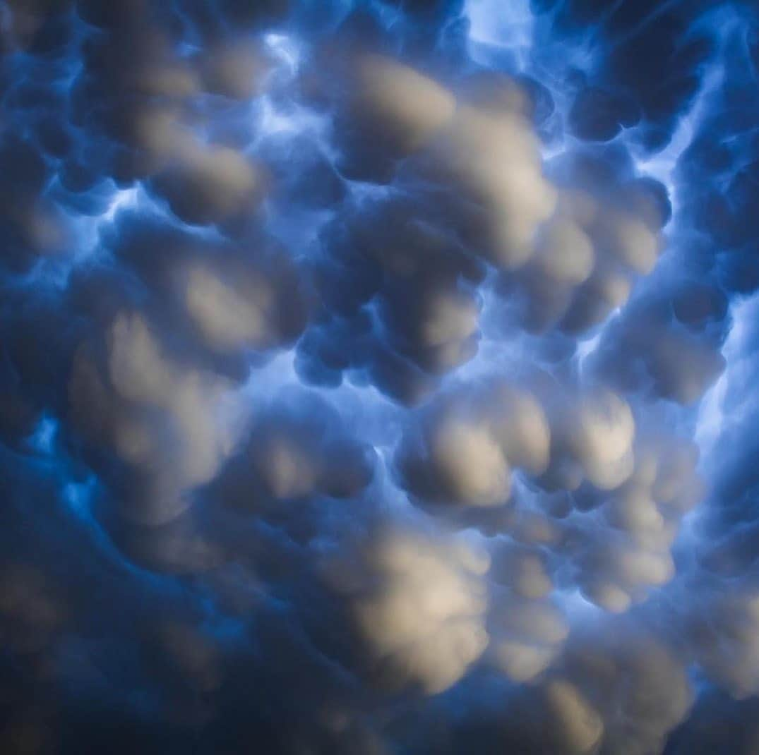 Canon Photographyさんのインスタグラム写真 - (Canon PhotographyInstagram)「Stunning Mammatus clouds!  Photography  @mikemezphoto Curated by @steffeneisenacher  #storms #thunderstorm #stormchasing #mammatusclouds #oklahoma #midwest #cloudporn」7月5日 16時25分 - cpcollectives