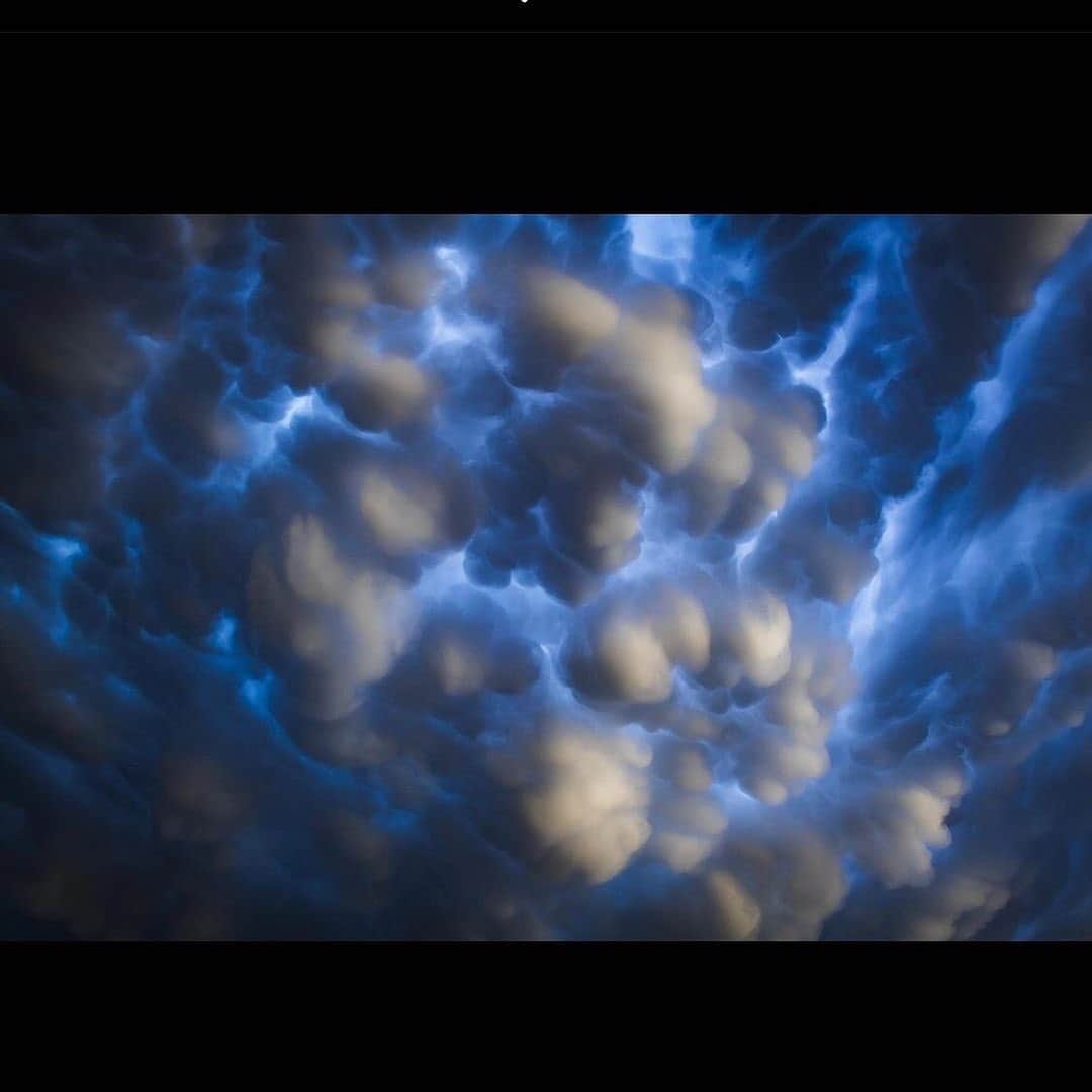 Canon Photographyさんのインスタグラム写真 - (Canon PhotographyInstagram)「Stunning Mammatus clouds!  Photography  @mikemezphoto Curated by @steffeneisenacher  #storms #thunderstorm #stormchasing #mammatusclouds #oklahoma #midwest #cloudporn」7月5日 16時25分 - cpcollectives