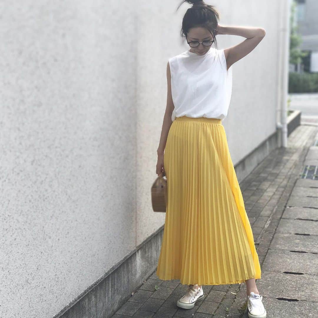 のインスタグラム：「2020.7,5 . 梅雨の晴れ間で暑かった今日は、 @polina_clothing  の #ビタミンカラー の#マキシ丈スカート♥️ . めちゃくちゃ可愛い♡ スカートはあまり履かないけど、これなら大丈夫(ت) . 10%offクーポン➡️ MRG9C23V 是非お使いください♥️ . 上下とも @polina_clothing さんです スニーカー合わせで#楽チンコーデ  .  #プチプラ #コーデ記録   #プチプラ高見えコーデ #大人カジュアル#大人カジュアルコーデ #アラフォーコーデ #アラフォー  #高身長女子 #高身長 ##ootd #outfit #outfits #pr」
