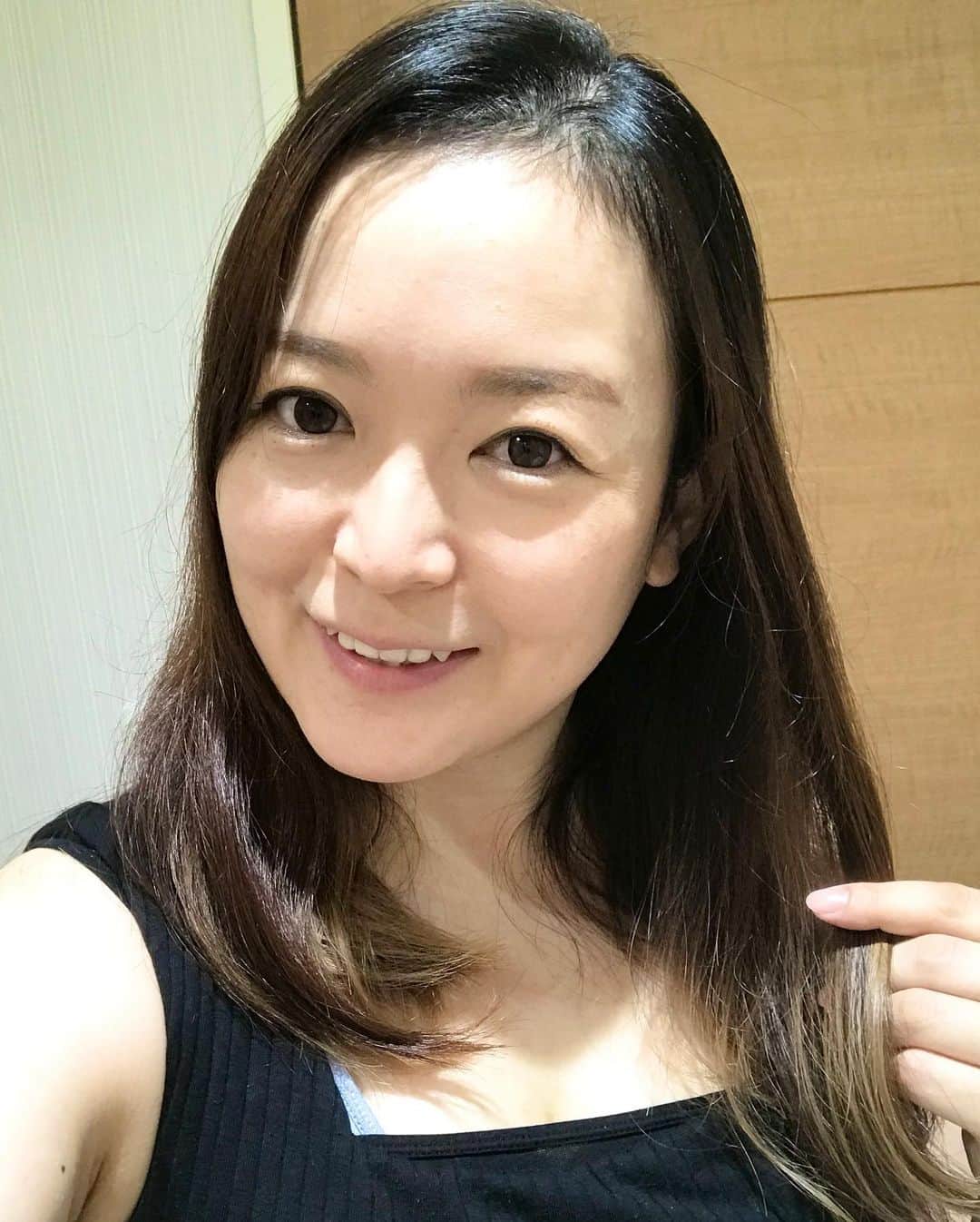 野口綾子さんのインスタグラム写真 - (野口綾子Instagram)「#ハンサムショート  え、これ大丈夫ですか？一生懸命顔作って写真撮ったけど…似合ってないよね😂？苦笑い どうしても1度やってみたかったハンサムショート、だから後悔はないけど… かといって、前の髪型も伸びっぱなしでボサボサだから嫌なんだけど。  早く伸びないかな…笑😂😂😂  #ショートヘア #handsome  #shorthair #10ヶ月振りの美容室」7月5日 16時33分 - ayako__n