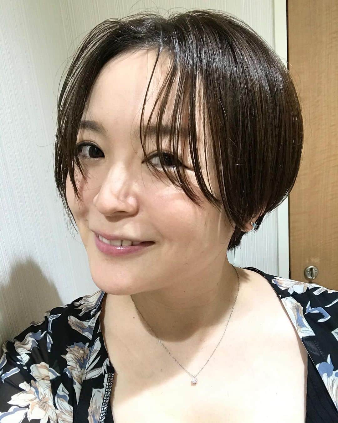 のインスタグラム：「#ハンサムショート  え、これ大丈夫ですか？一生懸命顔作って写真撮ったけど…似合ってないよね😂？苦笑い どうしても1度やってみたかったハンサムショート、だから後悔はないけど… かといって、前の髪型も伸びっぱなしでボサボサだから嫌なんだけど。  早く伸びないかな…笑😂😂😂  #ショートヘア #handsome  #shorthair #10ヶ月振りの美容室」