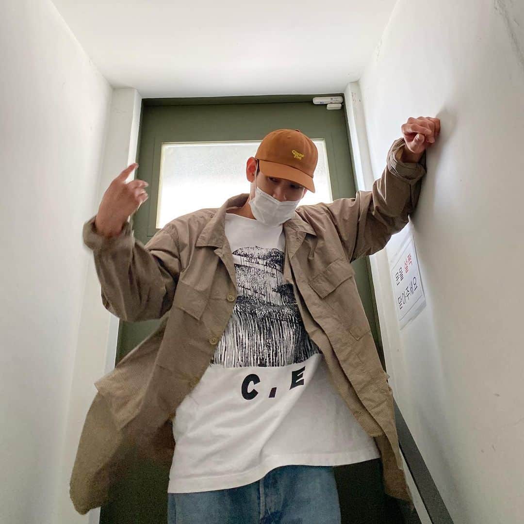 イナチ のインスタグラム：「. Outwear:#ENGINEEREDGARMENTS Tee:#CAVEMPT HAT:#GIMMEFIVE」