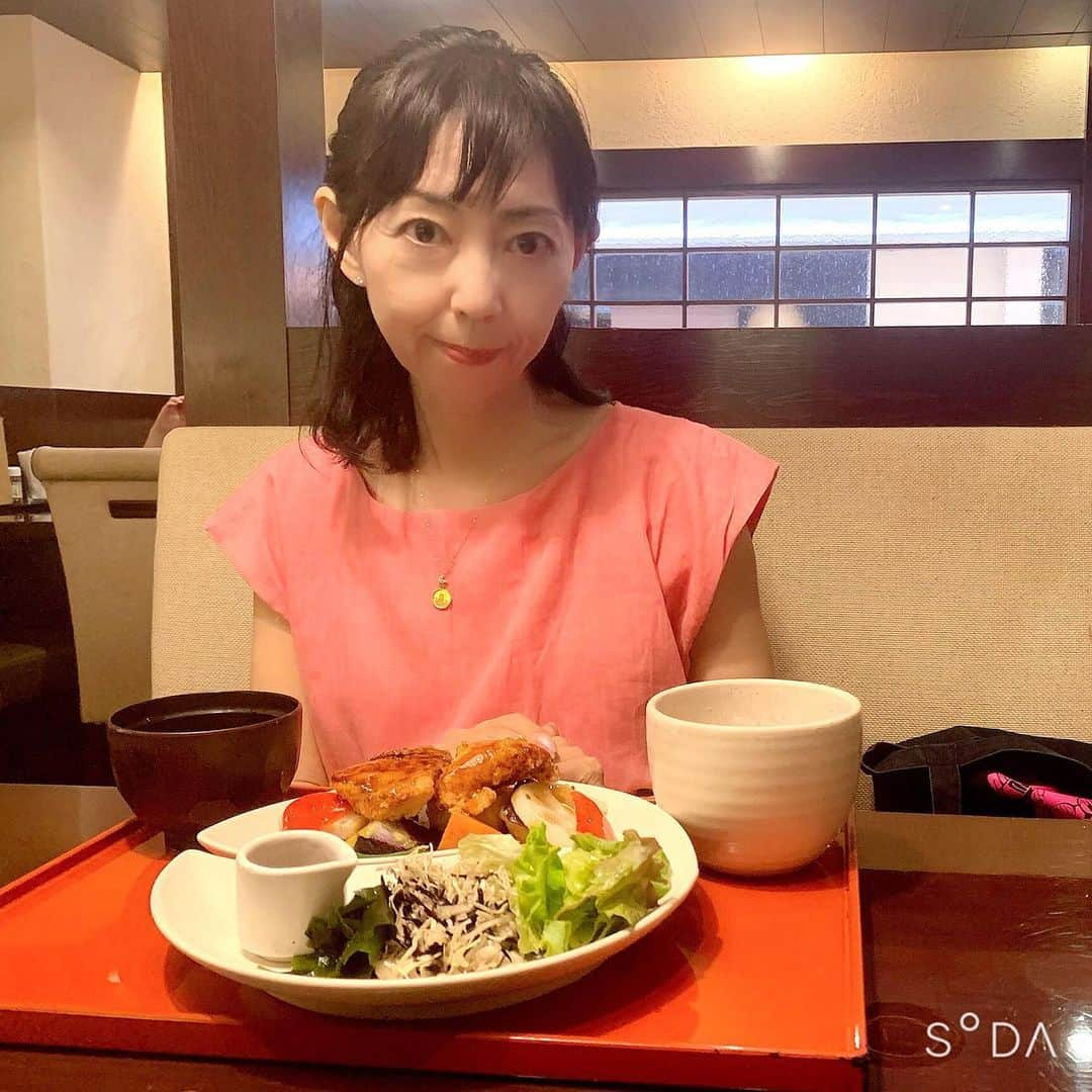 西原さおりさんのインスタグラム写真 - (西原さおりInstagram)「選挙とランチ。 ・ 小さい頃から開票速報とか選挙特番の悲喜交交、ドキュメンタリー感が好きな、ちょっと変わった子供でした😅 ・ 政治や選挙はそんな清らかなものじゃないと知った今でも、投票だけは欠かさず続けています。 ・ 踊らされないように、決めつけないように、自分で考えることが大切なんじゃないかな。 ・ 熊本、鹿児島のことが心配ですが、朝からさくらんぼ🍒しか食べてなかったので、ランチもしてきました。 ・ 東京は今日も新規111人ということで、新宿の飲食店はお客さん少なめだったような。 お店も気になりますよね… ・ #lunch #都知事選  #japanesevoiceover #japanesevoiceactor @saolisample」7月5日 16時28分 - saolio