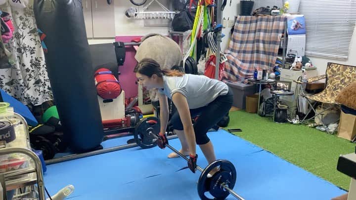 のインスタグラム：「. 久々トレーニング動画😊 . 今日は初めてちゃんと クリーンやった！ . 50で3セット 徐々に良くなっていくフォームをご覧ください。笑 最後はまあまあ上手くいってる☺️ . #トレーニング #ゴルフ女子 #ドラコン #クリーン #筋肉女子 #瞬発力トレーニング #クリーン成長記」