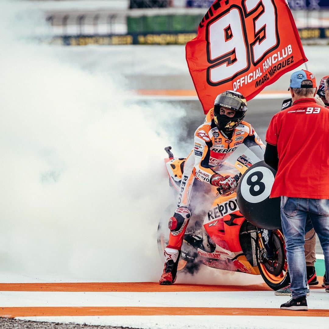 レプソル・ホンダのインスタグラム：「It’s Sunday, go out and enjoy it! 🎉 Sorry about the excess tyre wear Michelin 😜 ⠀⠀⠀⠀⠀⠀⠀⠀⠀ #MotoGP #Racing #Repsol #Honda #Racing #RepsolHonda #HRC #RC213V #MM93 #MarcMarquez #ThePowerOfDreams #Racing #Motorcycle #Team #OneHeart」