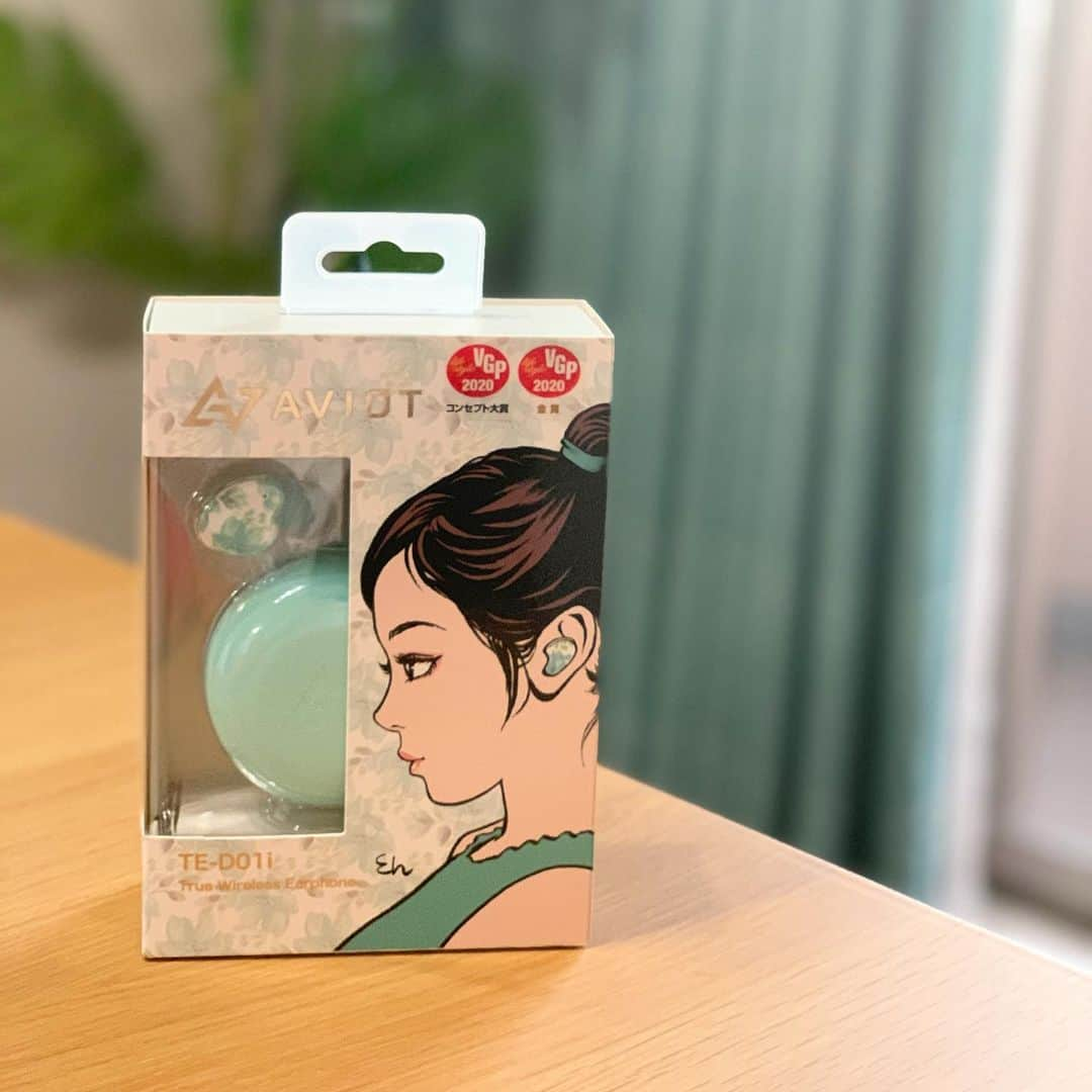 奥山夏織さんのインスタグラム写真 - (奥山夏織Instagram)「ずーっと欲しかった#Bluetooth のイヤホン🎧 (@aviotjapan)の商品を購入しました😊✨友達がインスタに載せていて即購入❣️うー、すべてがツボで可愛い✨ まずケースが丸で可愛く、耳につけて見えている部分を変えられることもできるので、飽きた時に変えられるのもいいですよね💓 ・ 可愛いだけじゃなくて、機能も良いので購入してよかったです😊♪ ・ グリーンの他にホワイト、ピンクもあるから好きな色をチョイスできますよー💡✨オンラインMTGやゲームが捗りそうだ笑 ・・・ #夏の耳元コーデ #Bluetoothイヤホン #イヤホン #aviot」7月5日 16時35分 - okuyama_kaori