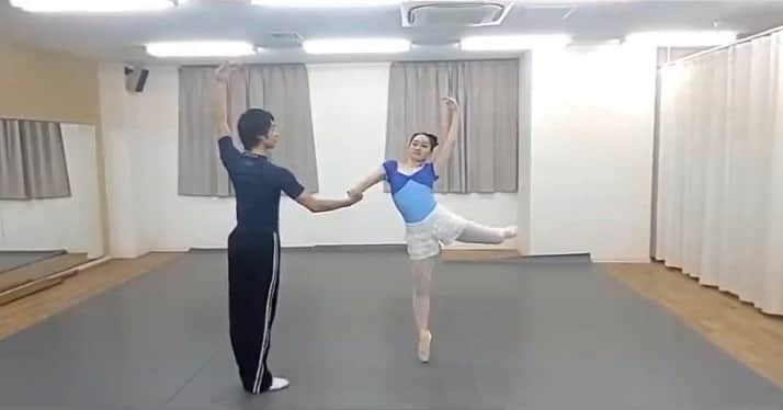 のインスタグラム：「リアルすぎる#バレエあるある　パドドゥ編💃🕺　  プロムナードその①  めちゃくちゃあるあるよね  お相手は今バレエ界で1番キテる トップオブトップ・プロバレエダンサーの 有馬様 @kazuyaarima  いやプロ相手になにさせてんねん  全編が気になる方は YouTube『けっけちゃんねる』へGO  有馬くんの熱演ナイス！ ーーーーーーーーーーーーーーーーーーーーーーーーーー #プロバレエダンサー #バレリーナあるある #バレエダンサーあるある#細かすぎて伝わらないモノマネ#吉本新喜劇#吉本坂46 #松浦景子#クラシックバレエ#バレリーナ#バレエ#バレエダンサー#芸人#バレエ芸人#バレリーナ芸人#バレエコンクール#バレエ大好き#バレリーナあるある#バレエ動画 #balletcompetition#balletvideo#balletvideos#pasdedeux #パドドゥ #グランパドドゥ #バレエ男子#バレエ王子#balletboy #レオタード #バレエレオタード #プロムナード」