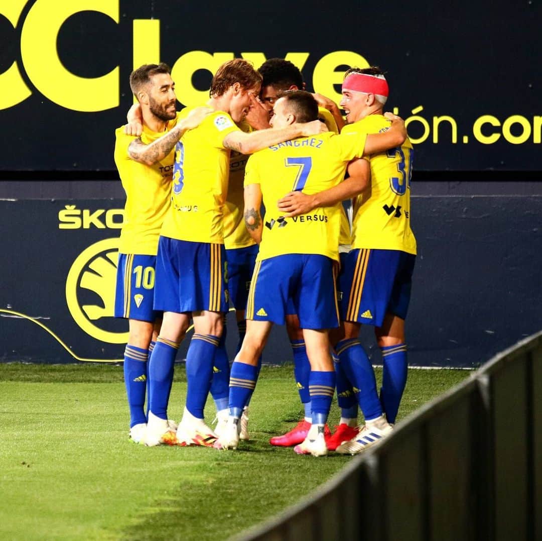 アレハンドロ・フェルナンデス・イグレシアスのインスタグラム：「Victoria de Equipo! De confianza, de unión. 💛💙 Aún nos queda lo más difícil. Vamos Cádiz😁」
