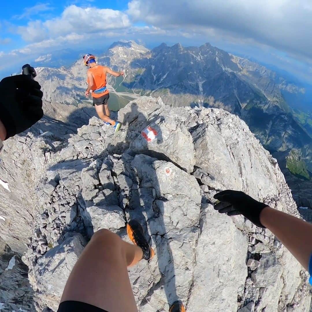 レッドブルのインスタグラム：「🏔 one 2 hour 47 minute scramble  🧗‍♀️ one incredibly talented pro ski mountaineer  🎥 one insanely skilled camera man  🧗‍♀️: @antonpalzer 🎥 : @philippreiter007 #redbull #givesyouwings #mountaineering #climb #pov」