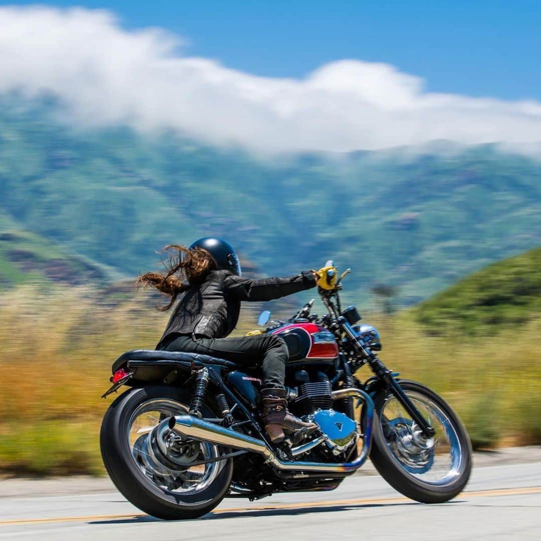 epidemic_motorsさんのインスタグラム写真 - (epidemic_motorsInstagram)「Look at the sky. Look at the mountain. They call me to ride the bike. So I ride!! @bikermiki   📷 @victoryjon   #triumph #triumphmotorcycles #triumphbonneville #triumpht100 #triumphbonnevillet100 #t120 #thruxton #streetcup #speedtwin #streettwin #bobber #bikersofinstagram #motorcycle #twowheellife #bikelife #bikerwomen  #girlsbiker #girlswhoride #babeswhoride #bikerchick #womenwhoride #thelitas #iridemyown #araihelmet #女子ライダー #レディースバイカー #バイクのある風景 #トライアンフ女子 #バイクが好きだ  #峠」7月5日 16時52分 - epidemic_motors