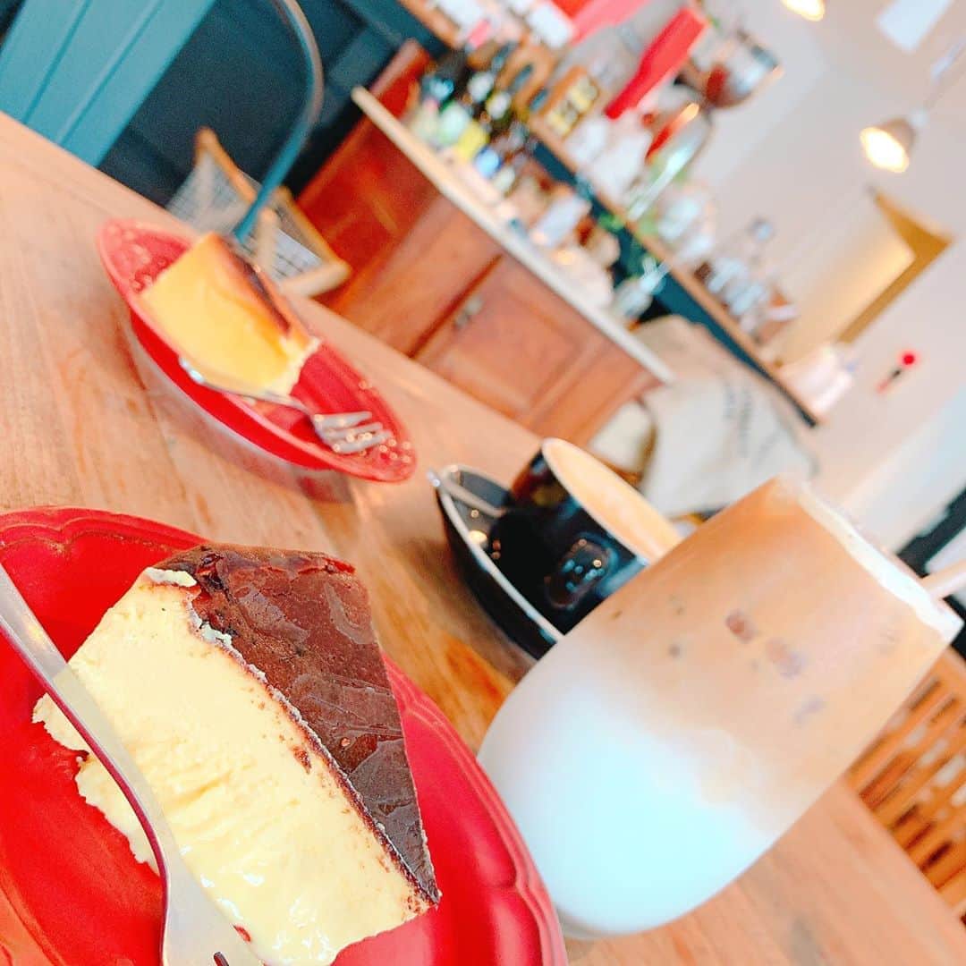 青木美香のインスタグラム：「赤坂と六本木の間に、とってもかわいいカフェ発見💖 @cafesansnom_akasaka  バスクチーズケーキとカフェラテ☕︎ とろけちゃうバスクチーズケーキは絶品🥰  『少し食べたらオリーブオイルをかけてくださいね』と店員さんに言われて驚き❣️ ほんのり塩味がしてこれも美味しい😍  開放感ある店内で、のんびりできました✨  #バスクチーズケーキ #六本木カフェ #六本木ケーキ #六本木スイーツ #CAFESANSNOM #六本木バー #六本木コーヒー #pr #コラボベース」