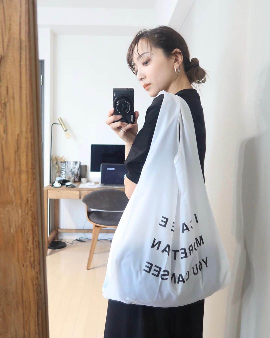 かんだまのインスタグラム：「昔、あっかわいー買っちゃおーって買ってた @undercover_lab のこれを引っ張り出してエコバッグにしたー！ レジ袋有料化なったけどさ、結局環境問題とはってところだしこの意識と実際の生活での利便性と色々難しいよね🤔コンビニで働いてたとき「袋入りますか？」って中々聞き取ってもらえなかったなぁ🤔けどまぁやれることはやっていこーって感じだ！うん☺︎」
