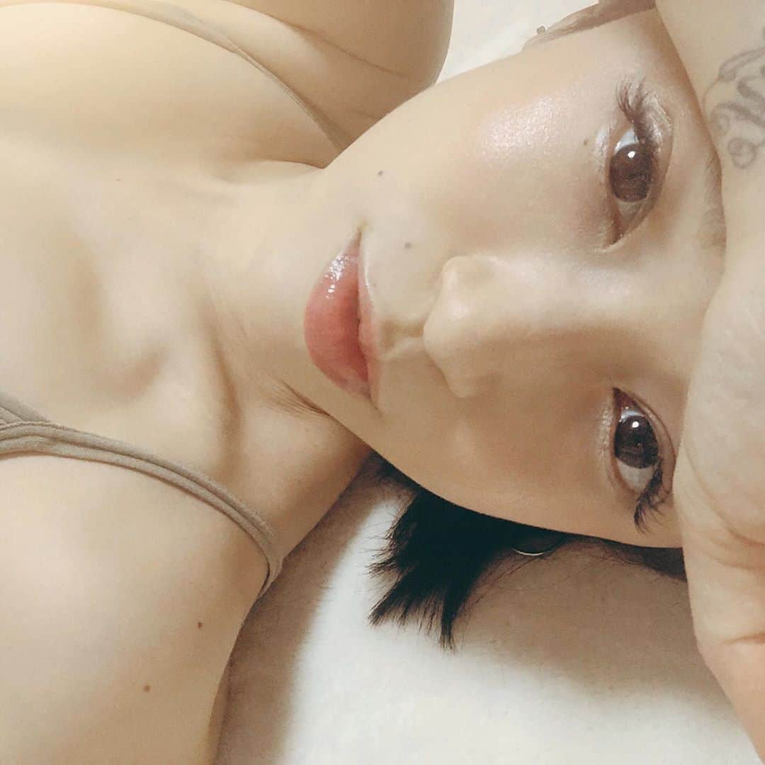 のインスタグラム：「久しぶりのツヤメイク ツヤって女っぽくていいね なんか恋してる時の感覚? ちょっぴり思い出したw  みんなは恋してる？  恋したいなぁ ドキドキが恋しい🥀 ・ ・ ・ コロナでずっと行けてなかったマツエク この前キレイにしてもらえて嬉しかったな🌷 やっぱりキレイにしてもらうと元気になるね @eyeroom_mira  いつもありがとうございます✨ ・ ムシムシしてて暑いけど、、😵 引き続きマスクして、 手洗い、消毒しっかりやりながらコロナに 気をつけようね〜！  今から選挙行ってきます🗳 ・ ・ #艶メイク #恋したい #glowmakeup  #love」