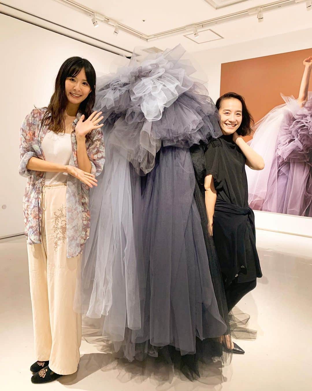 リサ のインスタグラム：「心からお慕いしている、ともえさんの個展に行ってきました！いつも私の手をそっと取ってくれていたしゃちょーが、もっともっとカッコよくなってて、でも変わらなくて、 本当に素晴らしい個展でした。 しゃちょーの思いがつまった作品、きっと沢山のひとに届くと思います。作られる過程が想像を絶している。。。 いつだったか、しゃちょーがこれからもいつも応援しあおうねって言ってくれて、その言葉でずっと進んできて、まだまだ私もがんばります、と今日も思いました。 ずっとがんばってたしゃちょーが、もっと輝いているのを見せてもらいました。  篠原ともえ「SHIKAKU展」 シカクい生地と絵から生まれた服たち 7月20日まで、 渋谷ヒカリエ8階　CUBE にて @tomoe_shinohara  シノバニを観ててくれたみんなにも、ぜひ観に行ってみてほしいです！あれからバラバラになったのに、ちゃんとみんな繋がってる！」