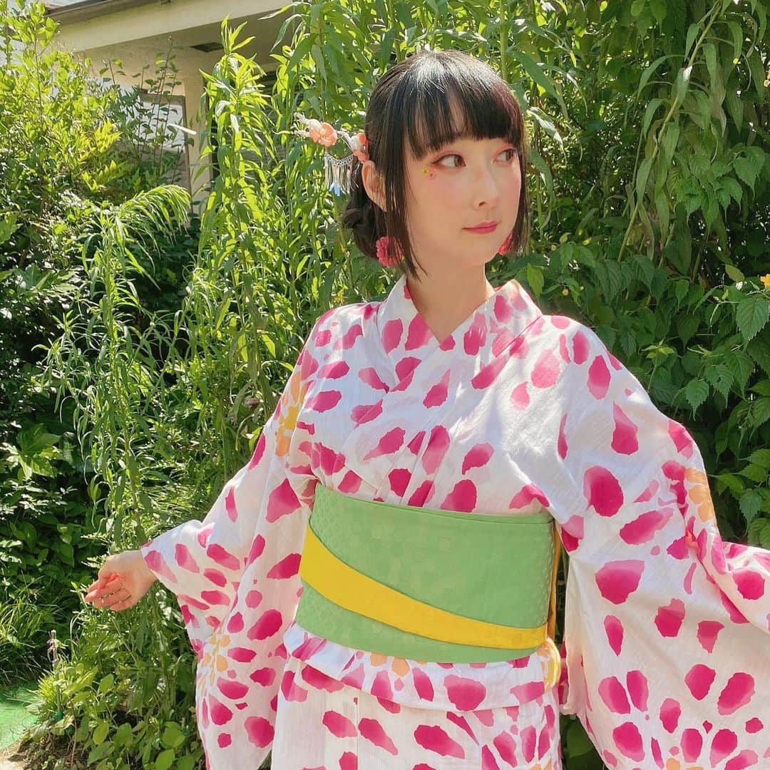 RinRinさんのインスタグラム写真 - (RinRinInstagram)「I love wearing yukata 👘 It solidifies the fact that we’re in the summer season☀️ this year it’ll be difficult to wear without the summer festivals going on so I’m going to wear it whenever I want, even without a reason 😬 If not then I’ll have to wait till next summer, so I’ve decided I’m going to wear it whenever I feel like it even when I’m just at home😂 やっぱり浴衣👘いいよね〜♪しっかり夏の気分になります☀️今年あまり祭りとか参加できなくて、理由なく普通に着ます！🌟じゃないとまた来年になりそう〜なので今年家でも気分合わせて着ることにします💪🏻！ . . MUA: @nami5757  Yukata: #tsumorichisato  Obi: #furifu #ふりふ  Earrings: #theivytokyo @theivytokyo  . . . I’m returning to usual posting but please search hashtag blacklivesmatter and @naacp @blklivesmatter to stay updated and involved.  いつも通りの投稿に戻りますが、まだまだ差別問題が続いています。引き続きハッシュタグの blacklivesmatter と @blmtokyojp  @blossomtheproject をチェックしましょう🙏🏻 . . . #rinrindoll #rinrinootd #rinrinyukata #yukata #summerootd #summerstyle #japan #tokyo #tokyofashion #japanesefashion #コーデ #夏コーデ #夏 #東京 #浴衣 #浴衣ヘア #浴衣アレンジ」7月5日 17時13分 - rinrindoll