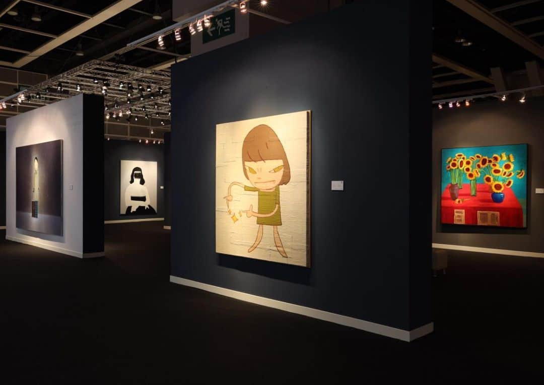 サザビーズさんのインスタグラム写真 - (サザビーズInstagram)「Our galleries are officially open today as we kick off this season’s auction series in Hong Kong! The Contemporary Art Evening Sale, scheduled for 9 July, showcases an international line-up of works by blue-chip Western artists alongside the most prominent Asian names, including David Hockney, Liu Ye, Yoshitomo Nara, amongst many others. Come see us at Hong Kong Convention and Exhibition Centre Hall 1 or join us virtually at sothebys.com/hk⠀ ⠀ Contemporary Art Evening Sale⠀ 9 July, Hong Kong⠀ ⠀ #sothebyshongkong #sothebyscontemporary #davidhockney #liuye #yoshitomonara」7月5日 17時13分 - sothebys