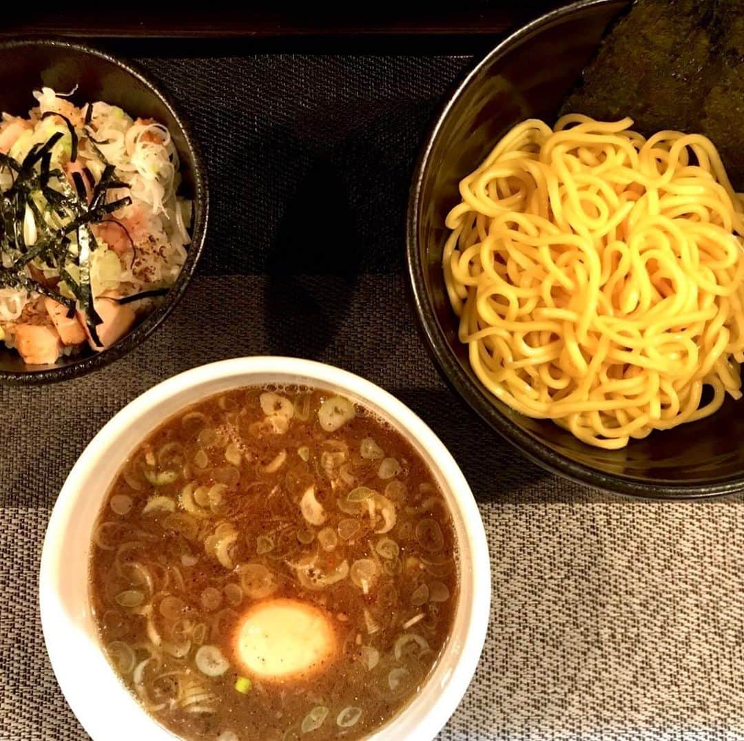 norimotoのインスタグラム：「本日の賄い🍜  つけそばとチャーシュー丼セット  人気ナンバー1です😀 #スパイス #食事 #食品 #ランチ #パスタ #ボウル #ディナー #料理 #健康的 #朝食 #ソース #プレート #ダイエット #食べる #コショウ #おいしい #新鮮 #栄養 #調理 #レストラン #肉 #野菜 #スパゲッティ #穀物 #健康 #成分 #チャーシュー丼セット #そば #人気ナンバー #本日」