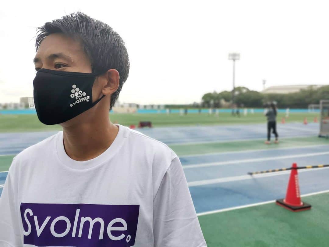 のインスタグラム：「雨の日も晴れの日も。 練習の行き帰りやジョギングの時はこのマスク。 通気性も良くて洗って使ってる。 洋服もマスクも同じで使い捨ての無駄を減らしたい。 出来るだけ長く使えて品質が良いものを選ぶ様に小さな心掛けが環境を救う。 #svolme #マスク #洗って何度も使おう #無駄をなくす #環境のためにも #小さな心掛けで変わるはず」