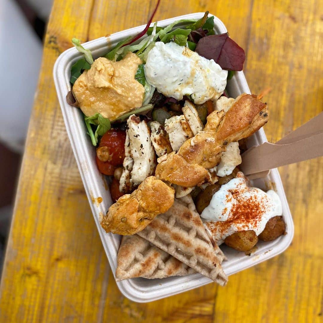 Eat With Steph & Coのインスタグラム：「@thetessaproject headed out yesterday to @mercatometropolitano and got this to-die-for mezze box of Greek food from @kalimeralondon 🤤   Details on social distancing restrictions: we gave our contact details when we went in and there was anti bac dotted around the venue. Inside by the food halls is much quieter and you can feel reasonably comfortable not too close to others. Once you step outside though there is no real social distancing and it was very very busy.  Verdict: Food was amazing and the variety of stalls is unbeatable however if you’re still worried about crowds then avoid evenings and be prepared to sit inside.   #mercatometropolitano #mezze #mezzeplatter #londoneats #lotiloves #kalimeralondon」