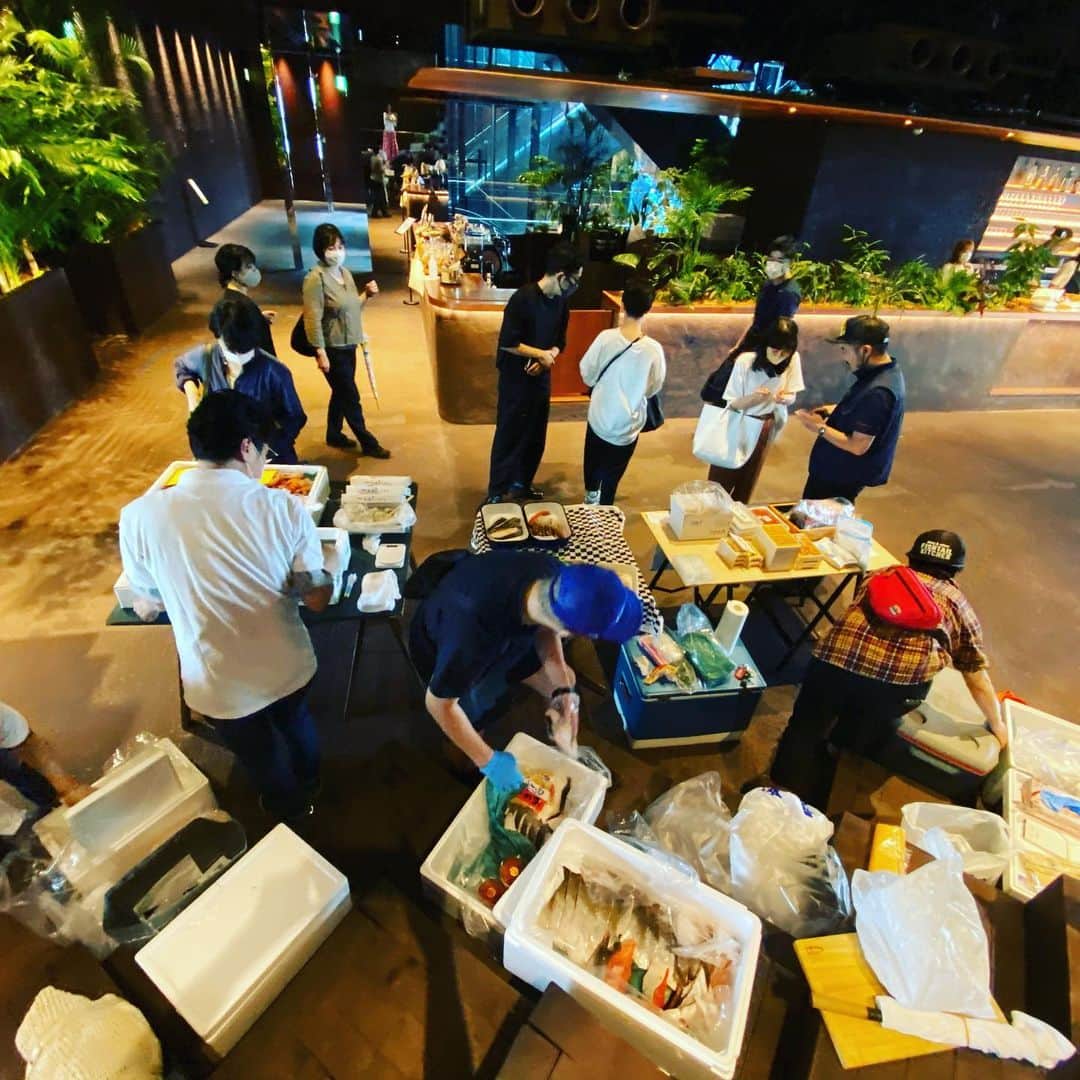 HiRAO INCのインスタグラム：「. GYRE FISH MARKET  豊洲市場仲卸店の 海老屋　亀福 魚屋　熊梅  車海老、牡丹海老、甘海老、シラ海老、縞海老、マグロ、シラス、イクラ、サケ、サワラ、西京焼きも。  あー幸せ。 これから定期的に隔週土曜日に開催予定。  @eatripsoil のインスタで告知します！」