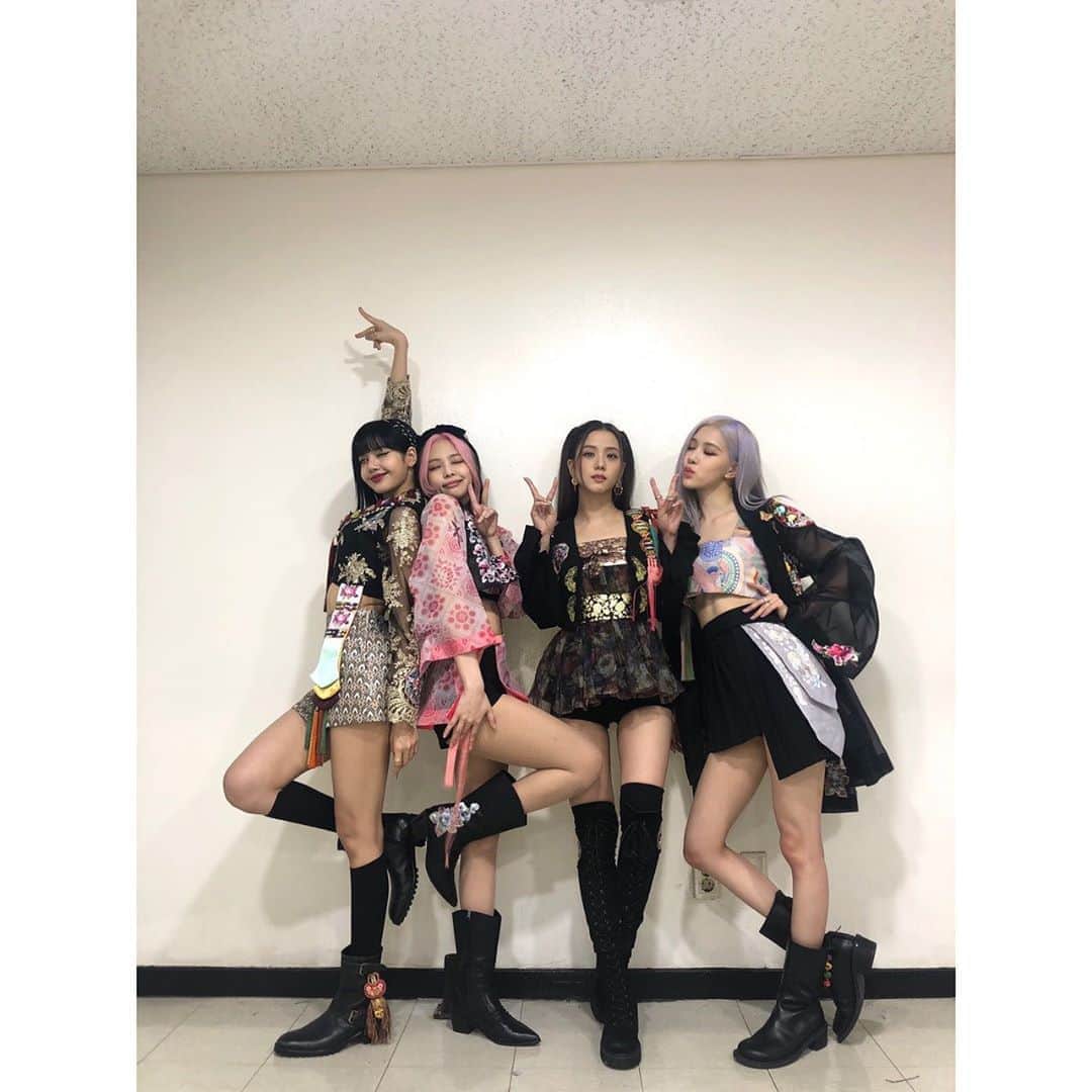 BLACKPINKさんのインスタグラム写真 - (BLACKPINKInstagram)「오늘 1위 너무 감사하고 감동이에요 블링크 🖤 우리 모두에게 행복한 마음 가득한 날이길 바라요🙏🏼 사랑해요💕  Thank you so much for the award BLINKs🖤 You guys made our day, and we hope yours is too 🙏🏼 Love you💕」7月5日 17時26分 - blackpinkofficial
