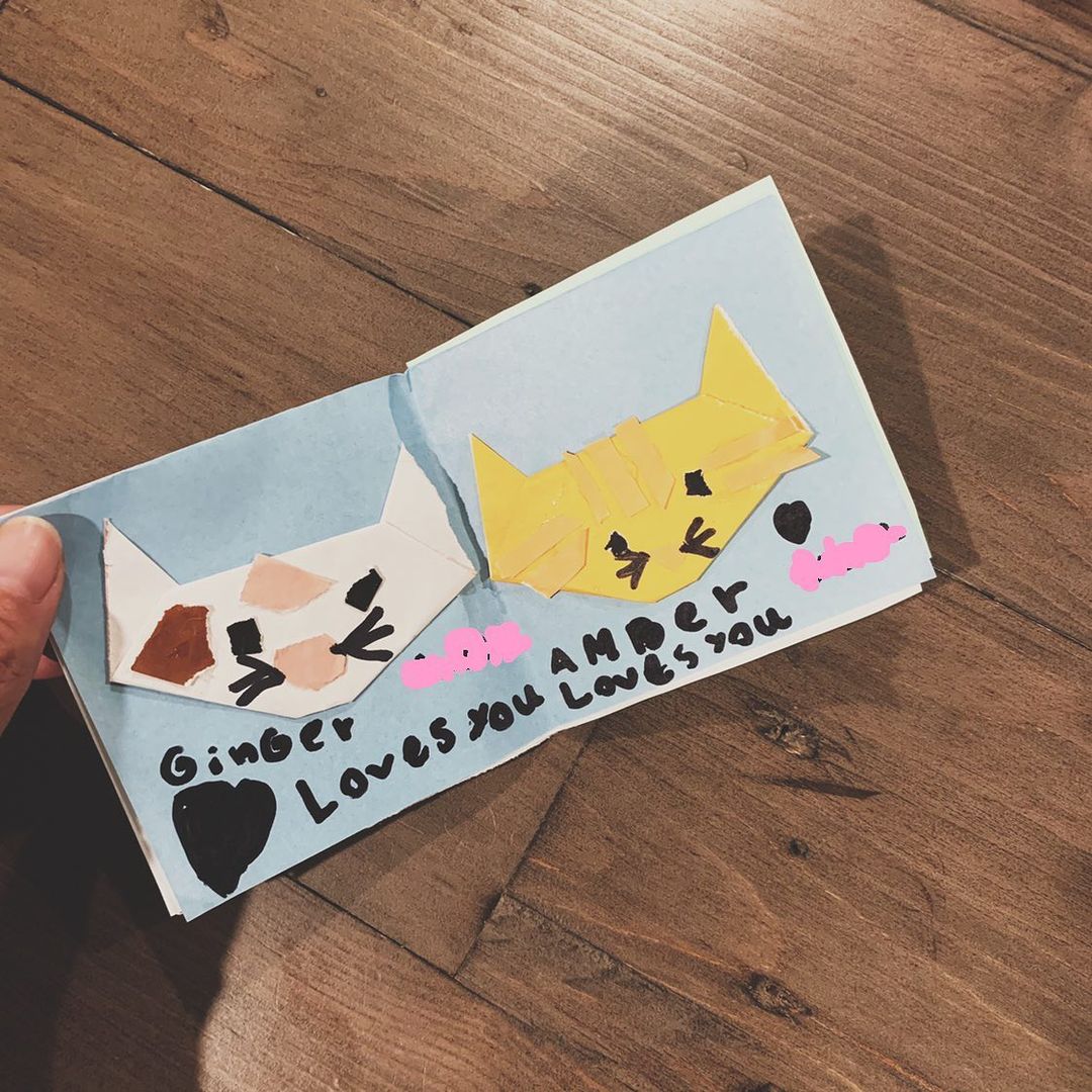 吉川ひなのさんのインスタグラム写真 - (吉川ひなのInstagram)「2歳でそういう時期だからなのか、子猫たちがきたからか、最近息子のイヤイヤがちょっとひどい。  そんなときはいつも以上に息子を気遣い優先しようと彼と話し合い、そのことを娘にも伝えた。  昨日の夜それを聞いた娘が、今朝起きるなり何かをせっせと作っているなと思っていたら、息子に手作り絵本をプレゼントして、隣に座って息子に読んであげていた。  ginger loves you my baby brother （my baby brotherのところは本の中には名前が書いてあります） amber loves you my baby brother mom and dad love you my baby brother cocco loves you and i love you my baby brother  こんなことを考えて弟にしてあげた娘の気持ちと、その手作りの本を読んであげている娘の声が優しくて、近くで聞きながら涙が出た。  そんな土曜日の朝でした❤︎  #絵本のタイトルは everyone love you my baby brother♥️」7月5日 17時19分 - hinanoyoshikawa