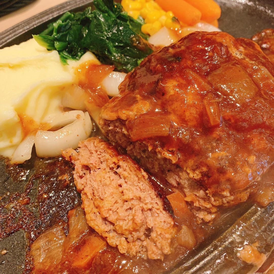 樫原伸彦さんのインスタグラム写真 - (樫原伸彦Instagram)「横浜にぎわい座 ねづっち師匠出番に間に合わずorz  お向かいのお肉屋 尾島さんのカフェでハンバーグ。  ジューシーな粗挽きの和牛の肉汁美味っ！ 肉屋の実力半端なひ。  そして約束の動画が到着。 ジーニアスのハッピージャムジャムがチェゴ！ 器用だなぁ。  サビのあそこはシンコペーションしてほしかったけど、ほとんど問題ない。  要するに、  半拍くえ！  ハンバーグ食え。  でした。  #ハンバーグ #桜木町 #野毛 #肉屋 #meat #beef #hamburg #foodie #yummy #delicious #玄米 #ヘルシー #横浜 #yokohama」7月5日 17時35分 - nobustagrammy