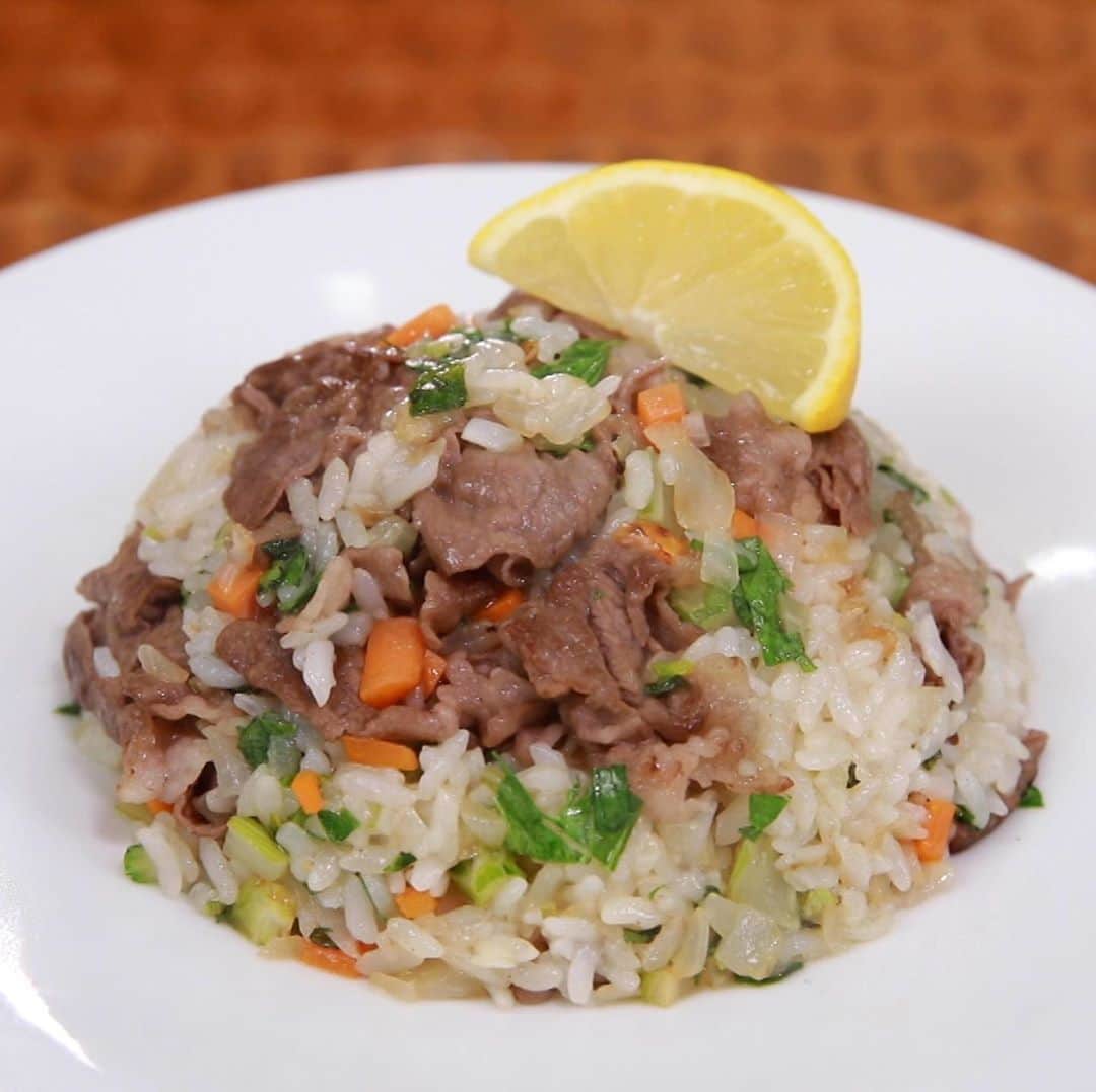 馬場裕之のインスタグラム：「柳川牛とセロリのチャーハン  ＜材料＞(1人分) 牛薄切り肉60g セロリ1/3本 玉ねぎ1/8個 ニンジン1/8本 ご飯200g(1膳分) 塩適量コショウ適量 酒適量 しょう油適量 油小さじ1 レモン1/8個  レシピは 『ごちそうマエストロ』 で検索してみて下さいね😁  #新しい日常  #一緒にやってみよう #おうちごはん  #吉本自宅劇場  #馬場ごはん」