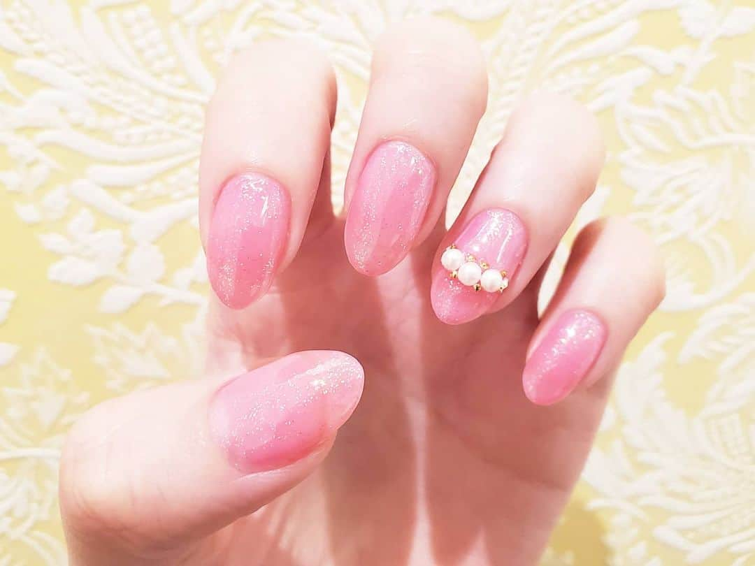 宮越愛恵さんのインスタグラム写真 - (宮越愛恵Instagram)「久しぶりのセルフジェル💅 いつも左手で右手に塗るの面倒臭くなるので 右手からやったら丁寧に出来たし 今度からそうしよっと✌✌ . #ちゅんネイル」7月5日 17時30分 - mana.chun