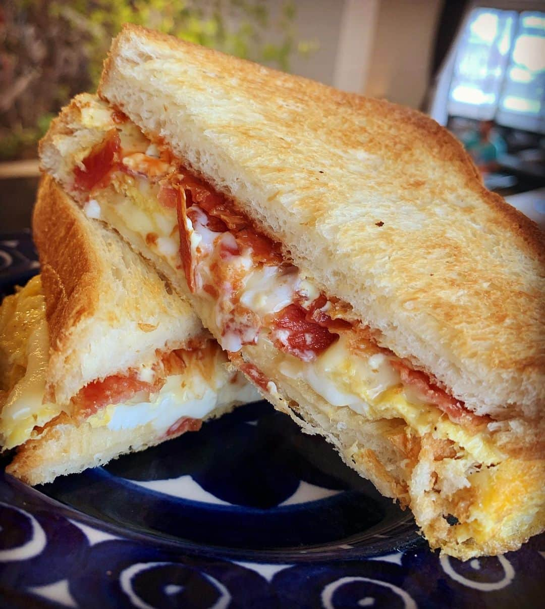 小堀ケネスさんのインスタグラム写真 - (小堀ケネスInstagram)「Made a Bacon Egg and Cheese Sandwich for lunch! 今日のランチはベーコンエッグチーズサンド！！　トロトロ卵が美味しい😋  #notdrunk #daddysandwich #deandeandeli #baconeggandcheese  #パパサンド　#ベーコンエッグチーズ　#ディーン君　#大満足  @mariakamiyama  @deandeandeli」7月5日 17時30分 - kenkob0903