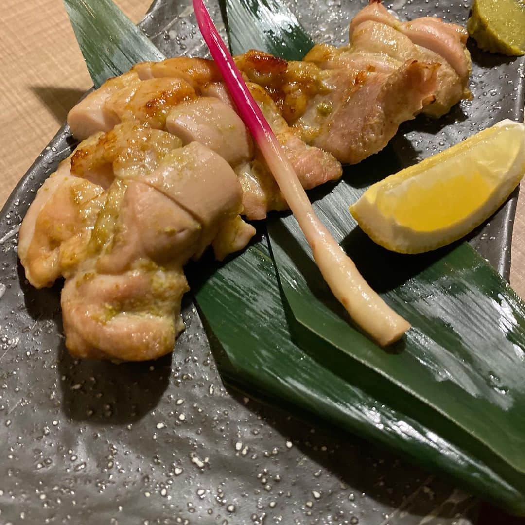 梅田 いち凛のインスタグラム：「本日よりおすすめ料理のご案内をしてまいります。 まずはこれ。 鳥もも肉の柚子胡椒焼き。 柚子胡椒好きにも、お酒の供にももってこいの一品。 是非ご賞味ください。  #和づつみ #出来たて豆腐 #出来たて湯葉 #和食 #全席個室 #大阪駅すぐ #梅田 #グランフロント大阪横 #掘りごたつ個室 #コロナ対策実施中」
