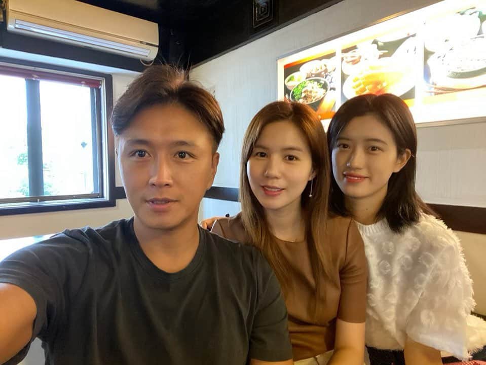 パク・シウンのインスタグラム：「밥먹으러가서 이러고있을일이뉘~🤣 밥기다리다 올만에 가족사진?!😁💕 모두 즐거운저녁 보내셔요~🤗 . . #가족사진 📸 #🧡」