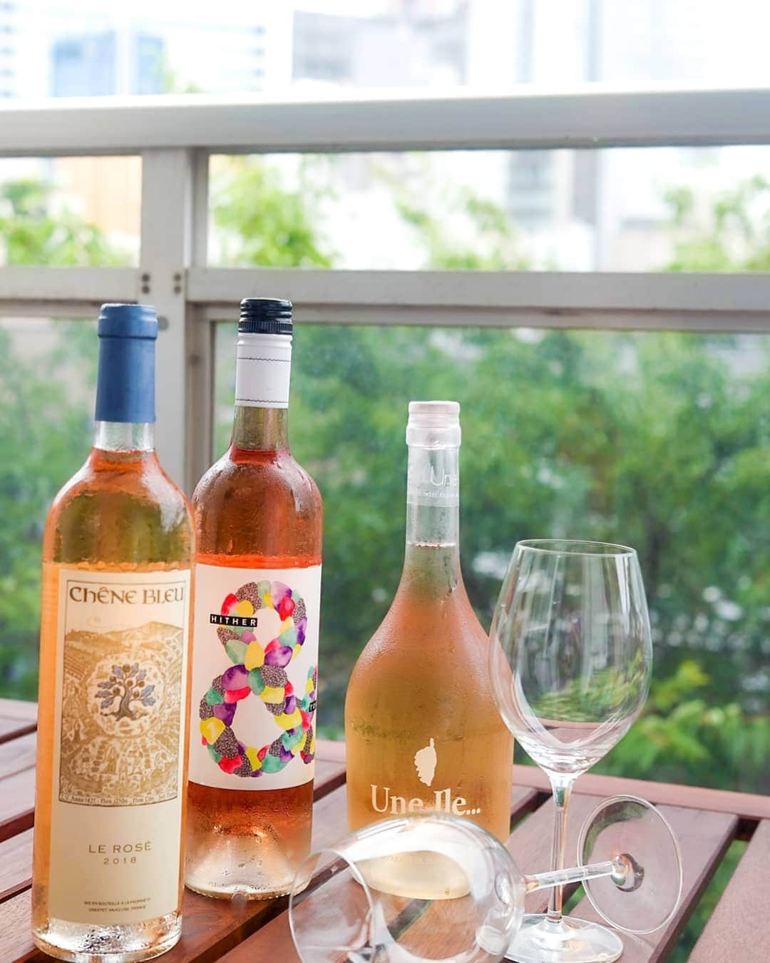 Miyu Toyonagaのインスタグラム：「Now I am starting to enjoy drinking wine /rose at home.   To start the Summer, I tried the new service  at #sarmentjapan for my personal Sommelier service to recommend some options🙌  First week, he selected these amazing rose wines selections.  And I love them all, they are so different but all beautiful.@hither_yon  @chenebleuwine @domaineterravecchia @sarmentjapan  . . .  自粛より家で過ごす時間が多くなり、お家で様々なワインやロゼを試してます🍷 そこで、経験豊富なソムリエがいつでも簡単にLINEチャットで プライベートソムリエになってくれるサービスもある「sarment」を使うことに✨ 例えば、「予算○○円ですっきりした味わいのワイン」というド素人な質問にも 答えてくれます。 こんなサービスが世の中にあったのなんてびっくりです🙆  私自身、ワインだけではなくロゼも大好きなので夏らしいロゼのセレクションをお願いしました。 今回は「Rose Lover」という名のセットをチョイスしてくれました。ロゼ好きにはたまらない💞  - シェーヌ・ブルー ル・ロゼ   - ドメーヌ・テッラ・ヴェッキア イル・デ・ボーテ ロゼ   - UNE ILE ロゼ   ボトルもオシャレで家に飾っておくだけでもテンションあがります🥰  こちらのラインより気軽な質問可能なので是非、追加してみてくださいね✨日本語でも英語でも大丈夫だそう！  https://lin.ee/okjOoCG  #sarment #sarmentjapan #30dayschallenge#wine #love #winelover #Sommelier #Australia #France #summer」