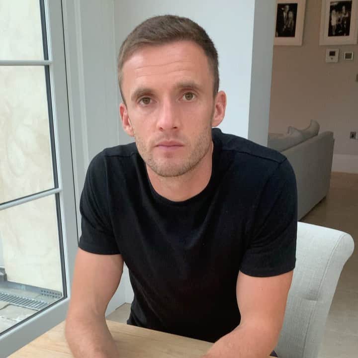 アンディー・キングのインスタグラム：「Help protect your community and keep your loved ones safe by staying home as much as possible and following the rules surrounding social distancing if you do need to leave home #stayhome #staysafe #controlthevirus #ad」