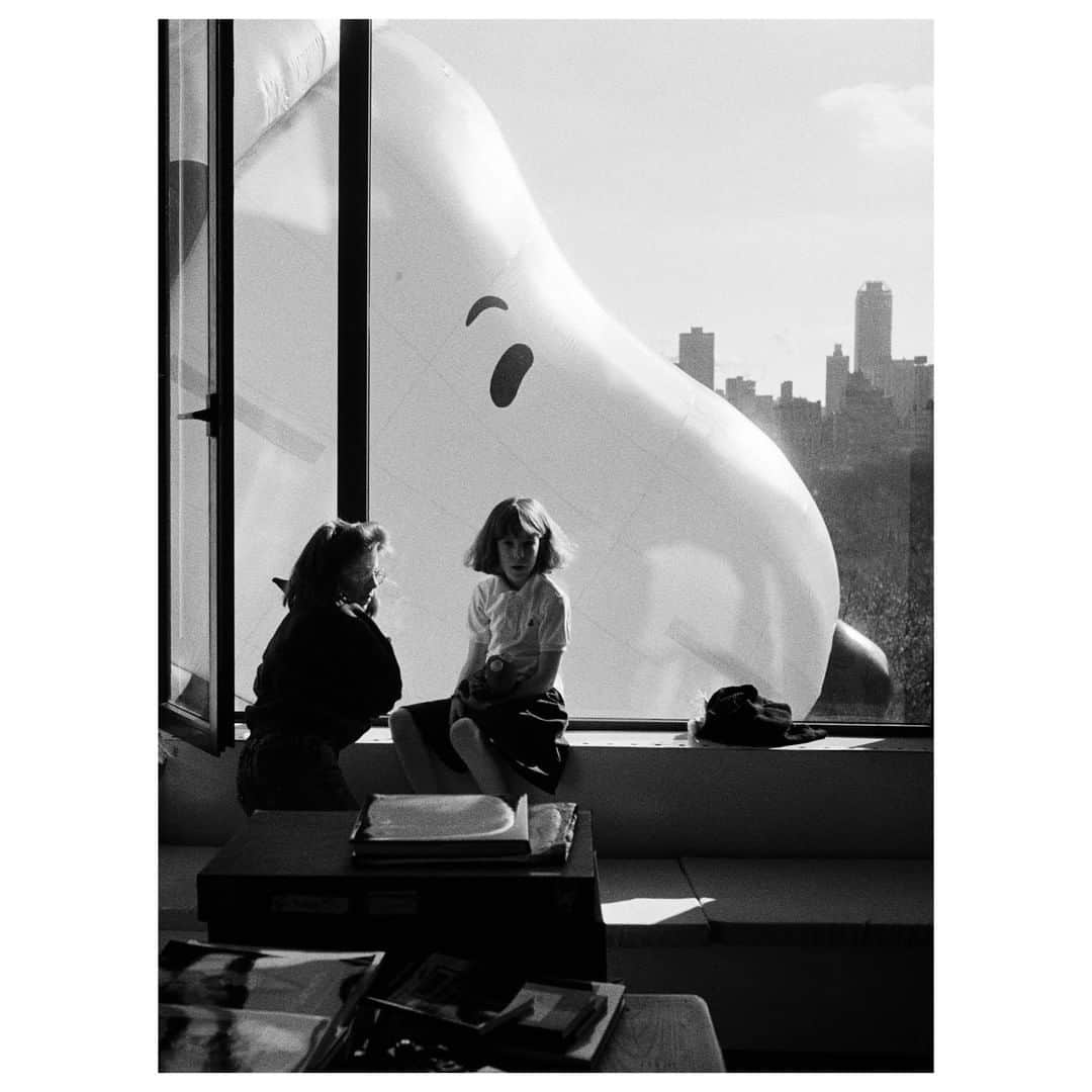 Magnum Photosさんのインスタグラム写真 - (Magnum PhotosInstagram)「Elliott Erwitt’s playful photo capturing the giant profile of a Snoopy balloon passing the window of an Upper West Side apartment  represents the vitality and scale of the Thanksgiving parade and the crowds of New-Yorkers and tourists alike who flock to watch it.⁠ .⁠ The image is now available in Magnum Editions, a new collection that features unforgettable photographs from 16 Magnum Photographers in numbered prints in an exclusive 8x10" format.⁠ .⁠ Link in bio to explore the full collection.⁠ .⁠ PHOTO: Macy's Thanksgiving Day Parade. NYC. USA. 1988.⁠ .⁠ © #ElliottErwitt/#MagnumPhotos」7月5日 18時00分 - magnumphotos